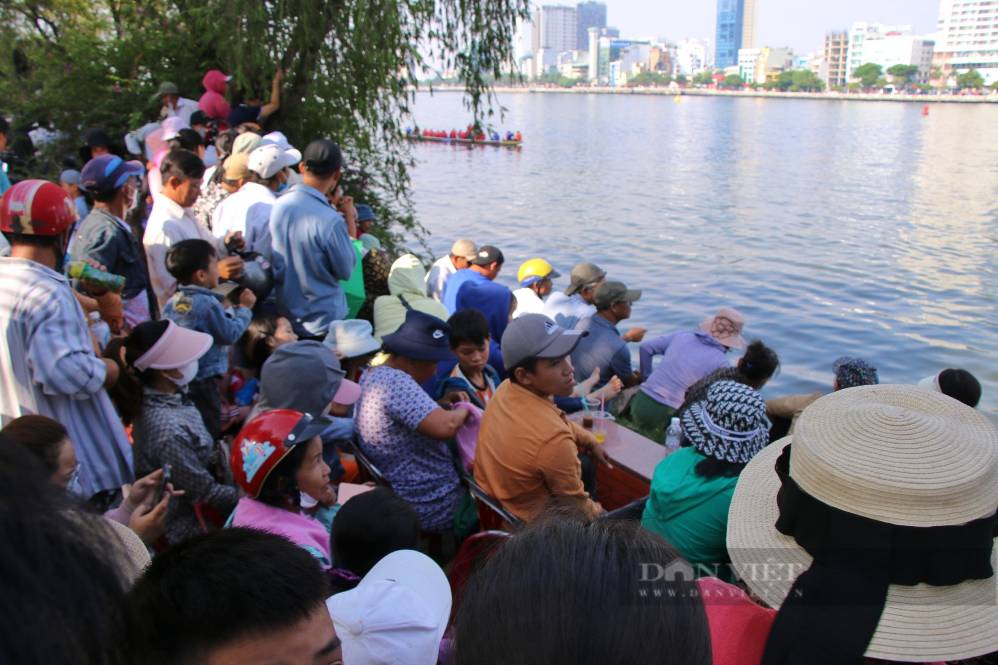 Người dân đội nắng, trèo cây cổ vũ đua thuyền tại Đà Nẵng - Ảnh 9.