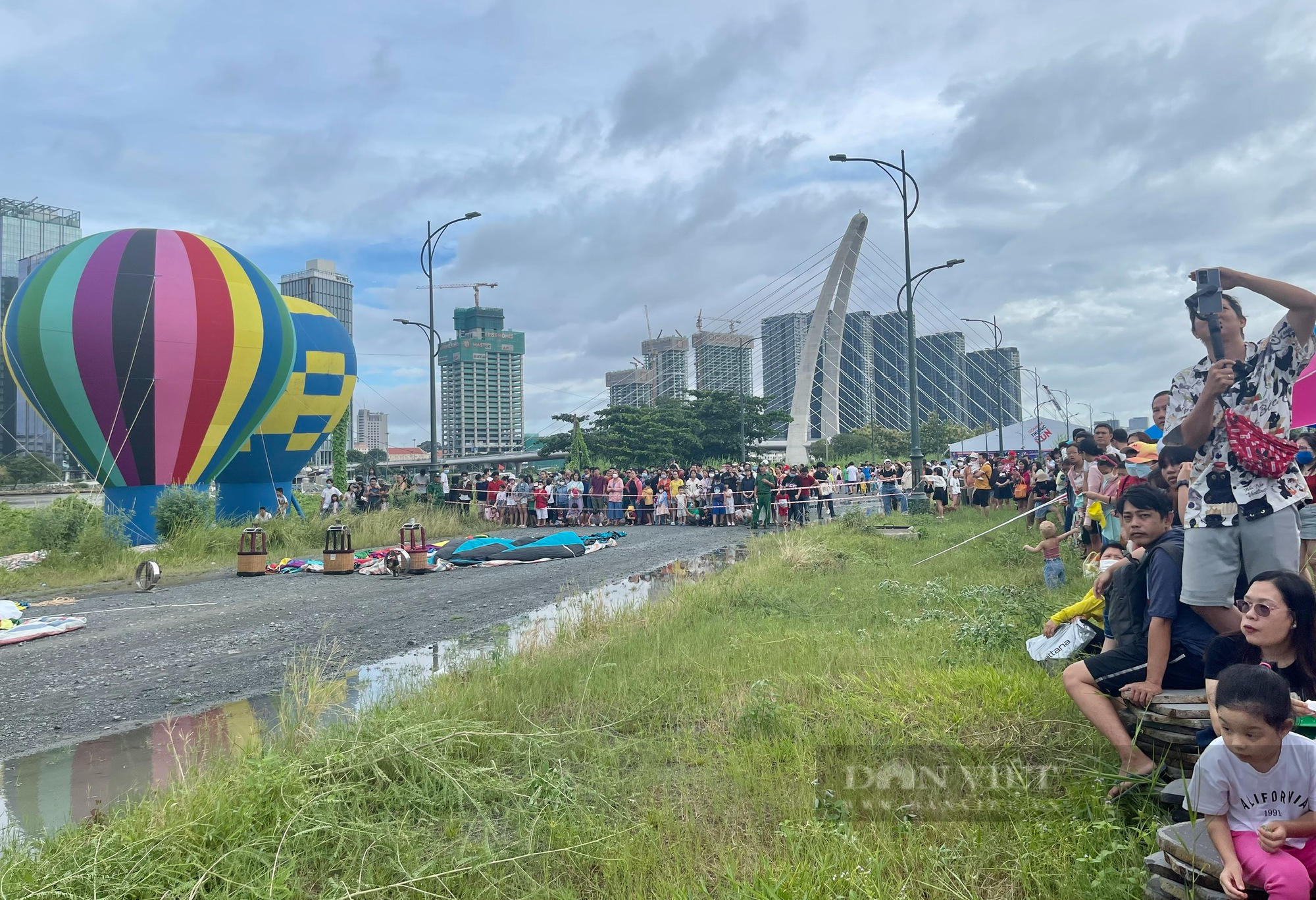 Hàng ngàn người dân Sài Gòn chen chúc nhau xem khinh khí cầu - Ảnh 2.