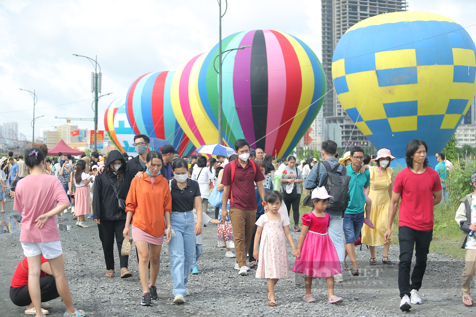 Hàng ngàn người dân Sài Gòn chen chúc nhau xem khinh khí cầu - Ảnh 5.