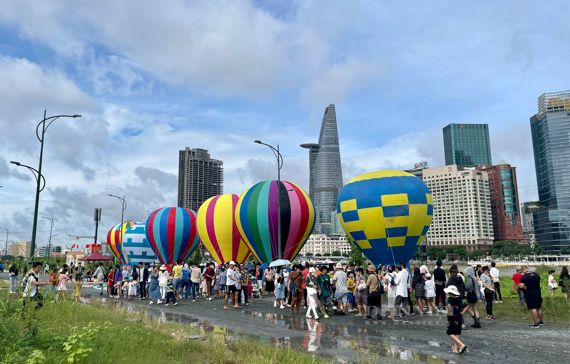 Hàng ngàn người dân Sài Gòn chen chúc nhau xem khinh khí cầu - Ảnh 6.