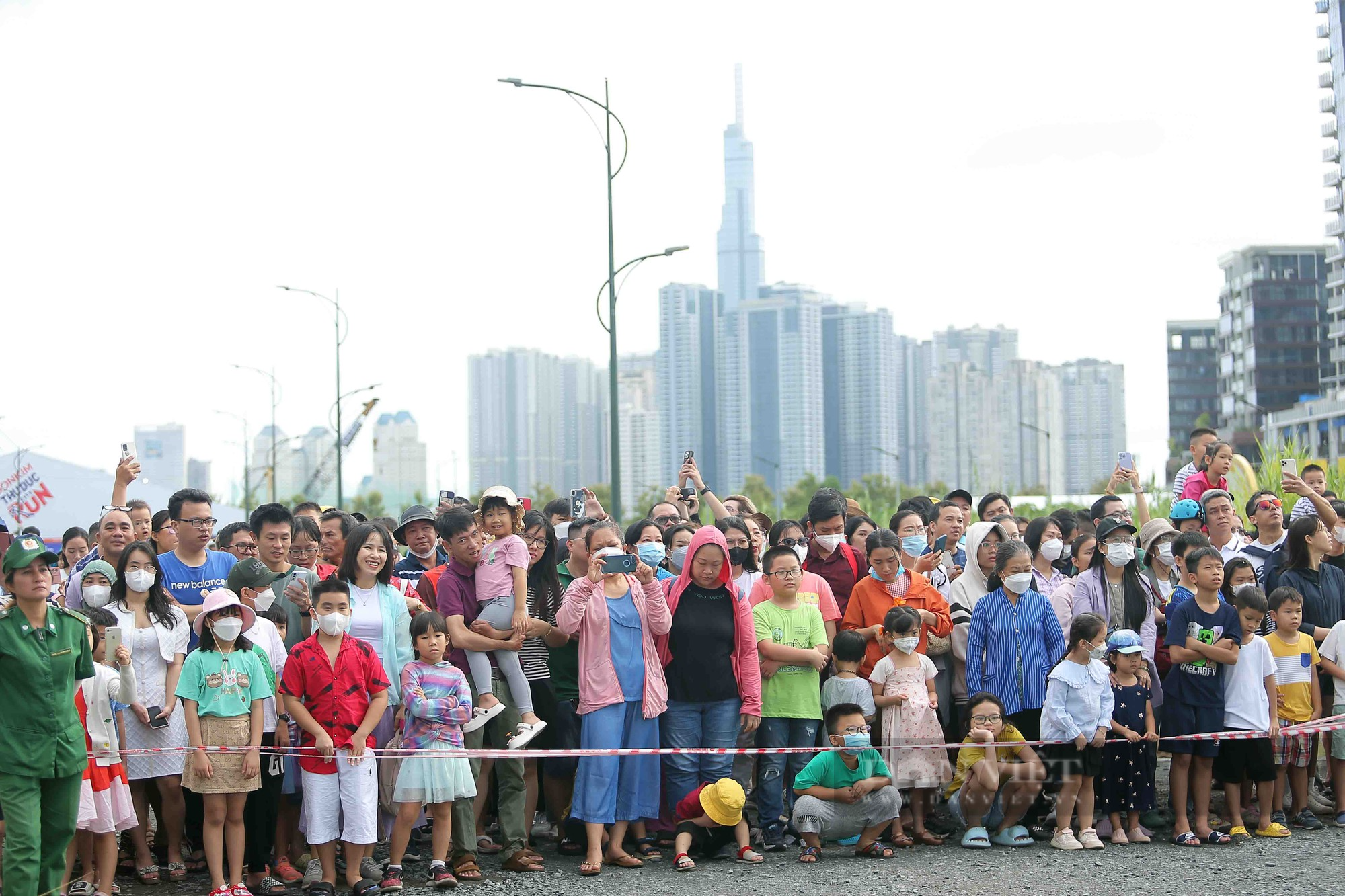 Hàng ngàn người dân Sài Gòn chen chúc nhau xem khinh khí cầu - Ảnh 7.