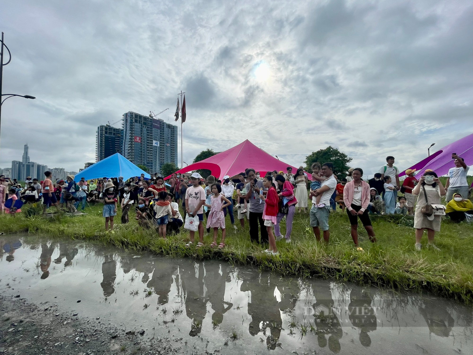 Hàng ngàn người dân Sài Gòn chen chúc nhau xem khinh khí cầu - Ảnh 9.