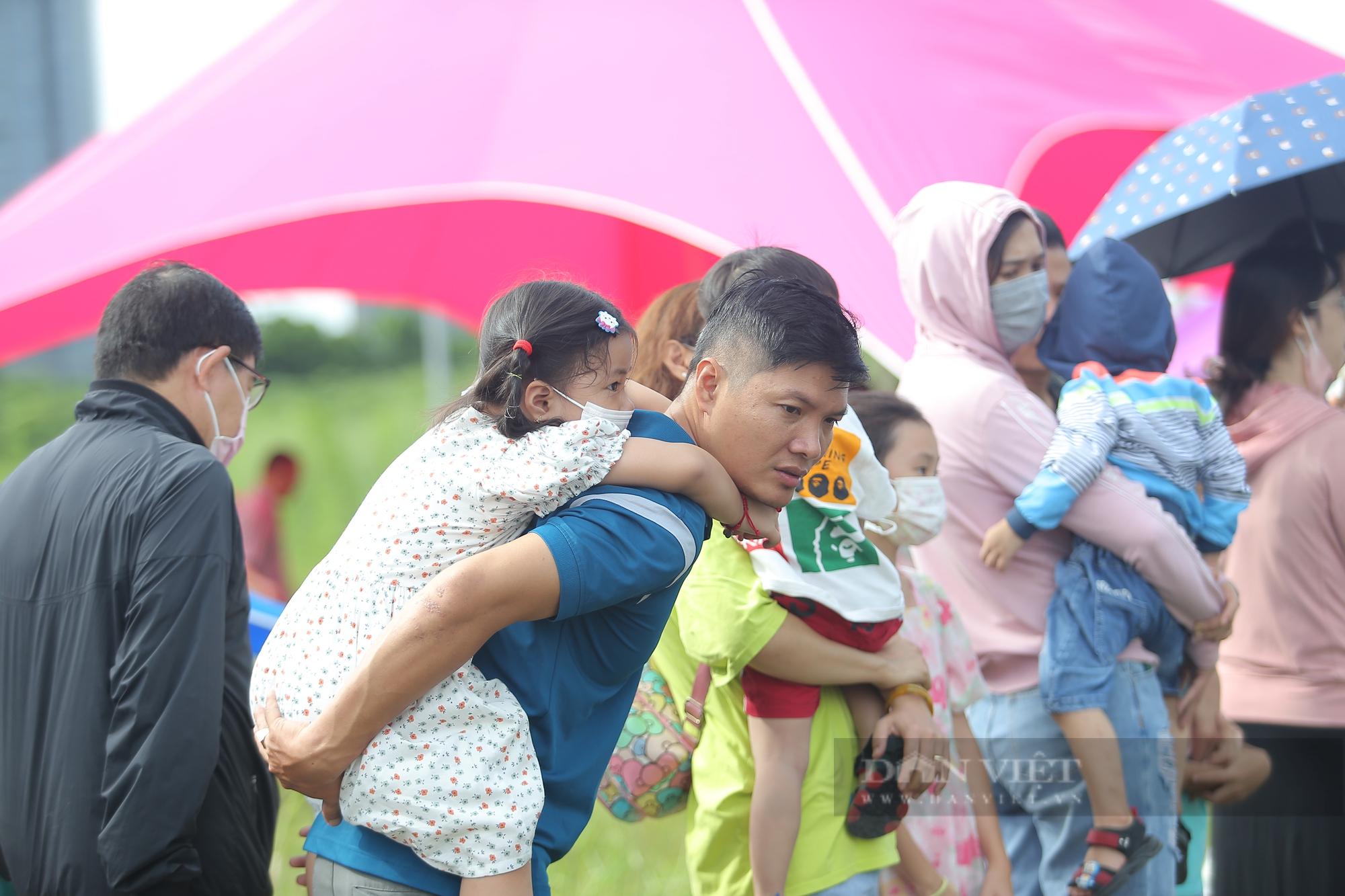 Hàng ngàn người dân Sài Gòn chen chúc nhau xem khinh khí cầu - Ảnh 11.