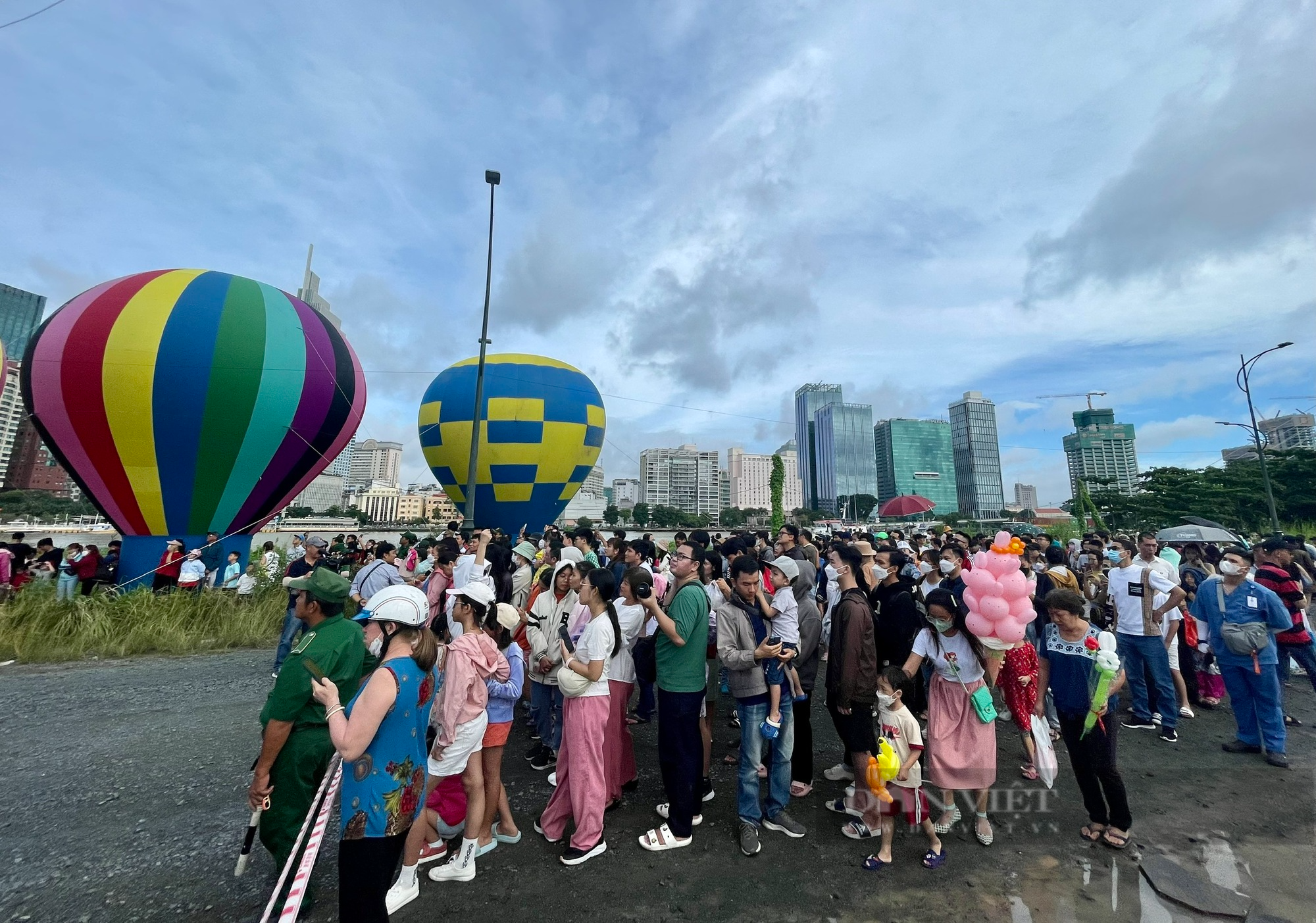 Hàng ngàn người dân Sài Gòn chen chúc nhau xem khinh khí cầu - Ảnh 14.