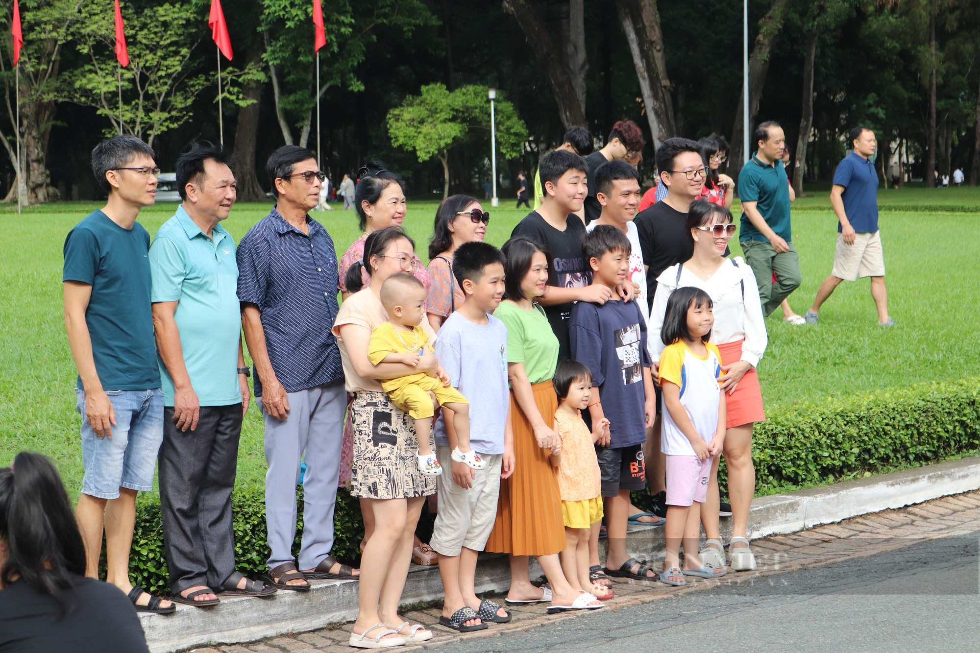 Biển người rồng rắn chờ vào Dinh Độc lập sáng 2/9, đường Nam Kỳ Khởi Nghĩa đông nghịt - Ảnh 4.