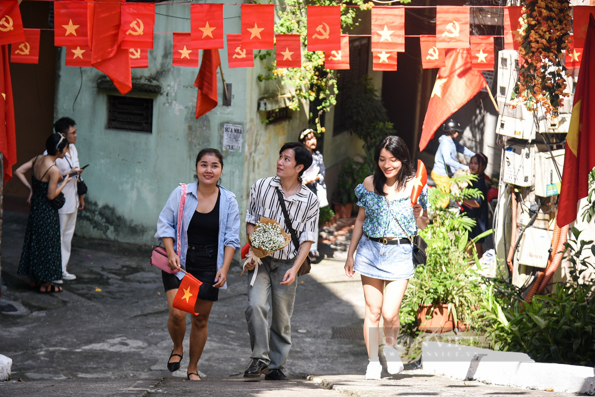 Giới trẻ kéo nhau đến check-in tại ngõ cờ hoa ở Hà Nội vào dịp lễ Quốc khánh 2/9 - Ảnh 7.