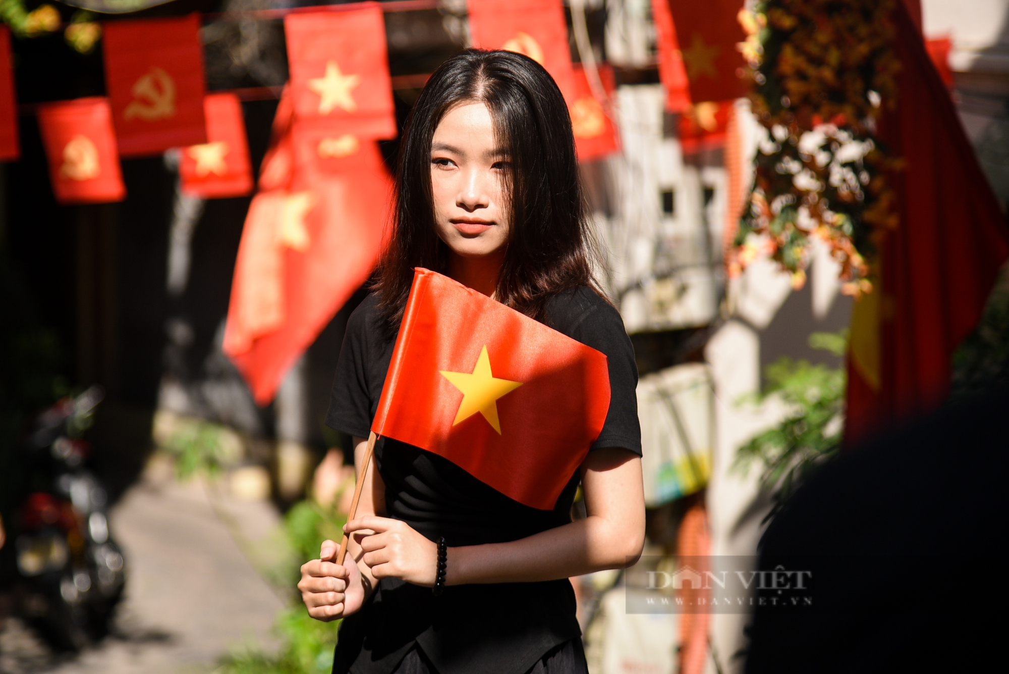 Giới trẻ kéo nhau đến check-in tại ngõ cờ hoa ở Hà Nội vào dịp lễ Quốc khánh 2/9 - Ảnh 8.