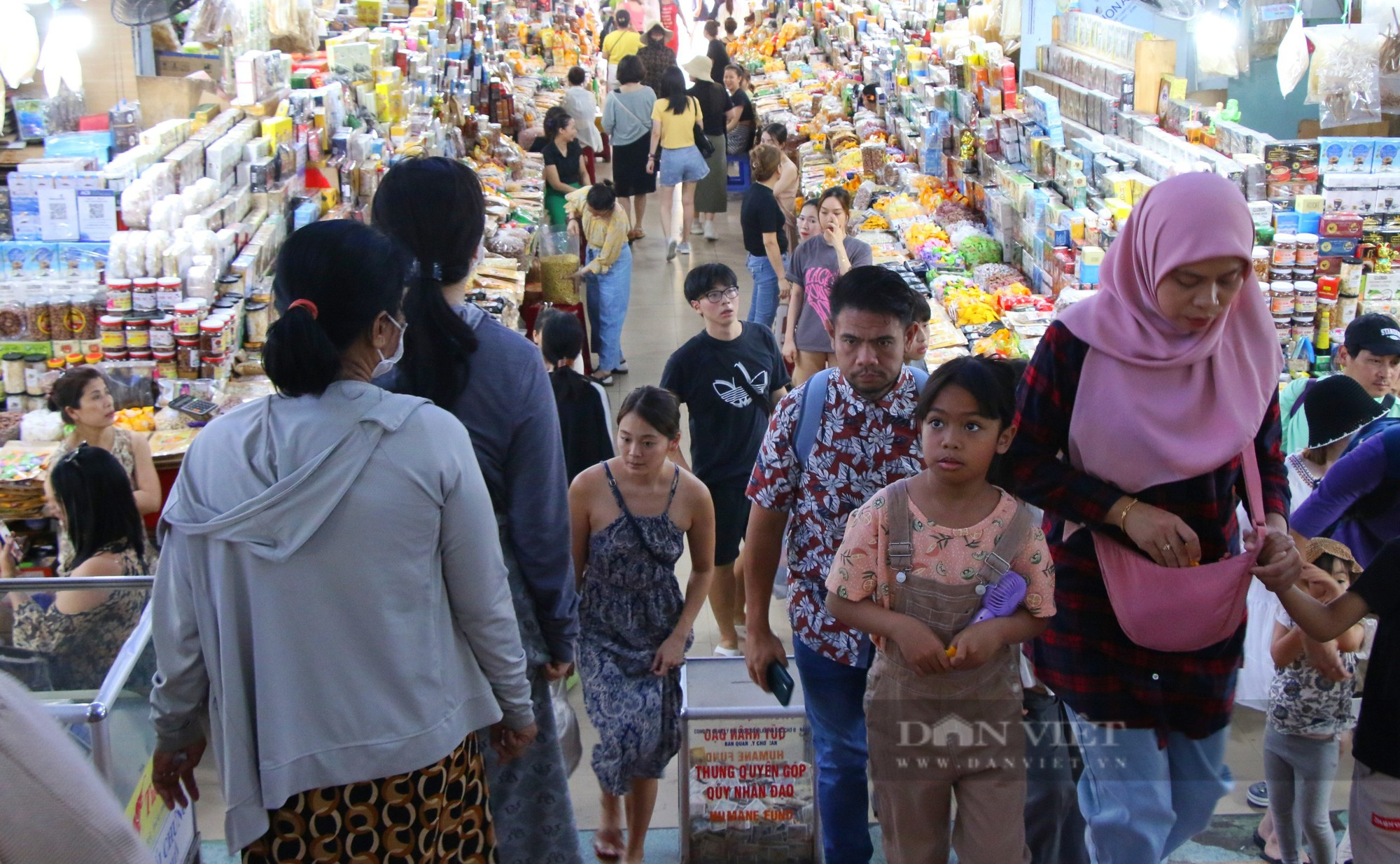 Chợ du lịch lớn nhất Đà Nẵng kín lối dịp lễ  - Ảnh 2.
