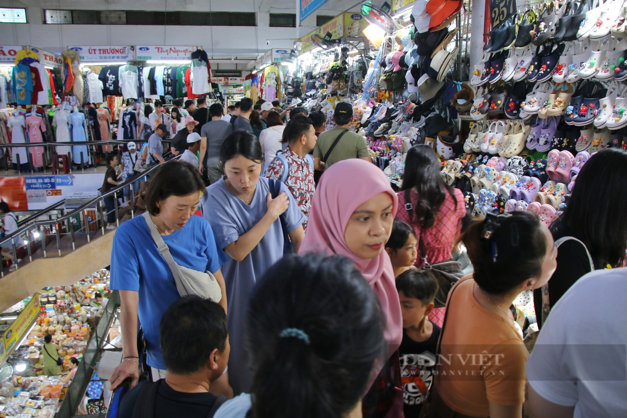 Chợ du lịch lớn nhất Đà Nẵng kín lối dịp lễ  - Ảnh 3.