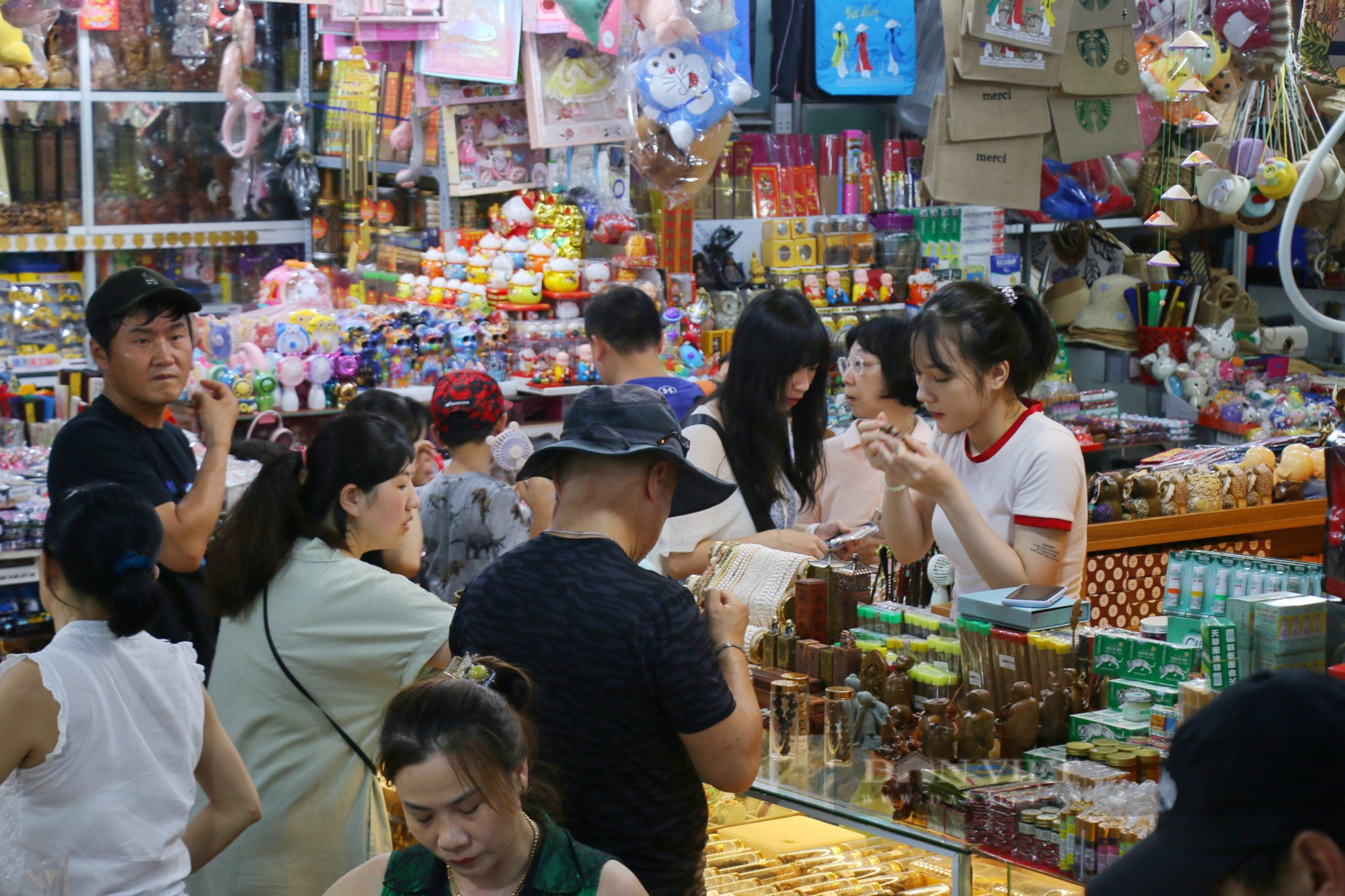 Chợ du lịch lớn nhất Đà Nẵng kín lối dịp lễ  - Ảnh 4.