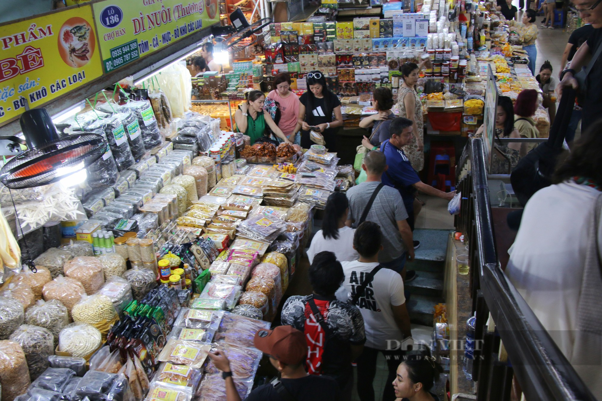 Chợ du lịch lớn nhất Đà Nẵng kín lối dịp lễ  - Ảnh 8.