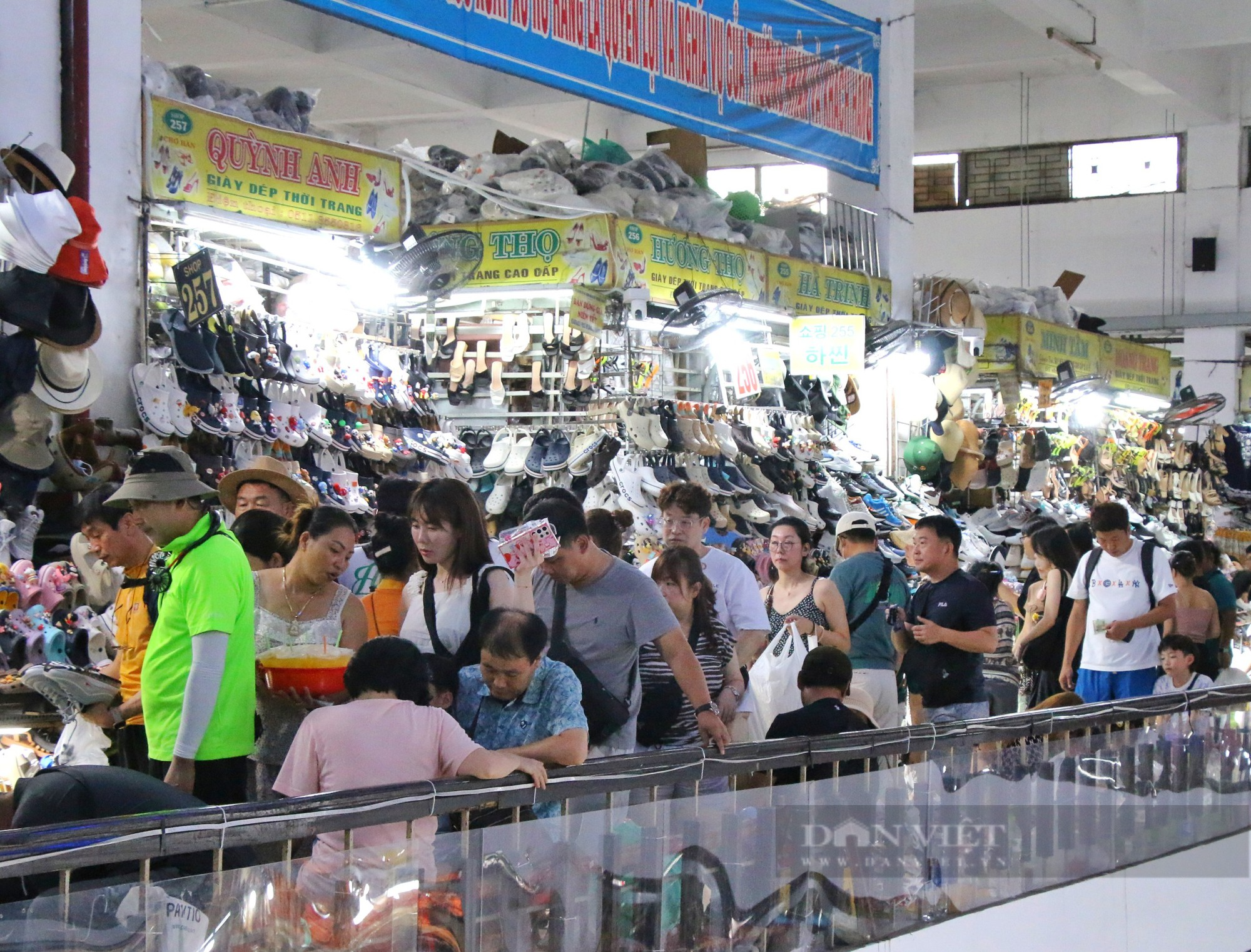 Chợ du lịch lớn nhất Đà Nẵng kín lối dịp lễ  - Ảnh 9.