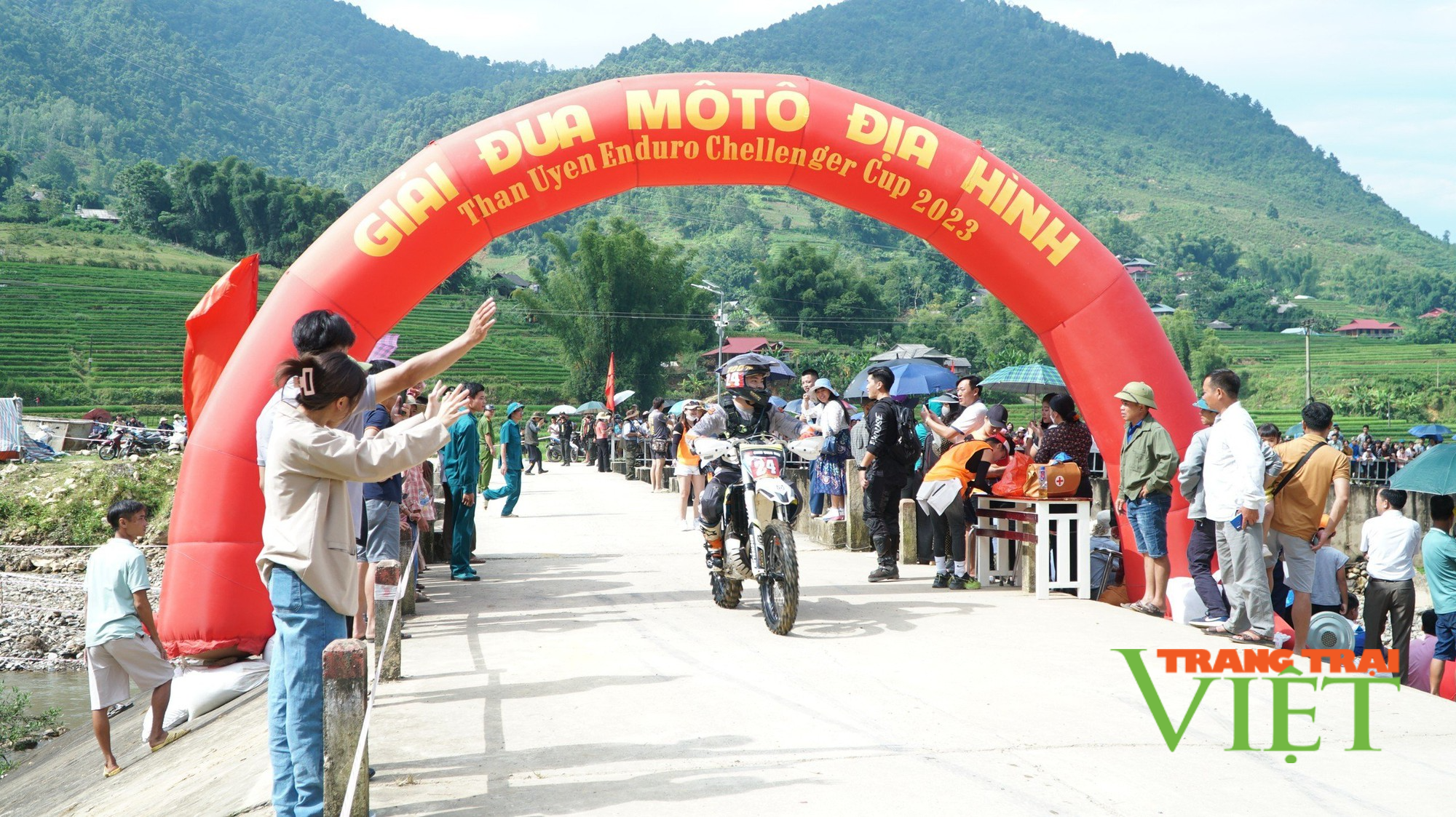 Lai Châu: Hàng nghìn người xem đua xe mô tô địa hình dưới lòng suối - Ảnh 1.