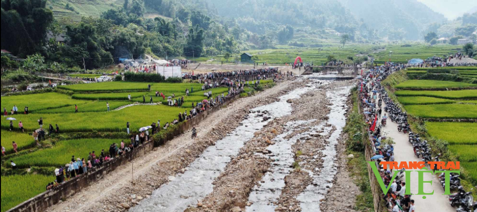 Lai Châu: Hàng nghìn người xem đua xe mô tô địa hình dưới lòng suối - Ảnh 2.