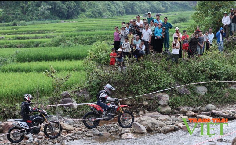 Lai Châu: Hàng nghìn người xem đua xe mô tô địa hình dưới lòng suối - Ảnh 3.