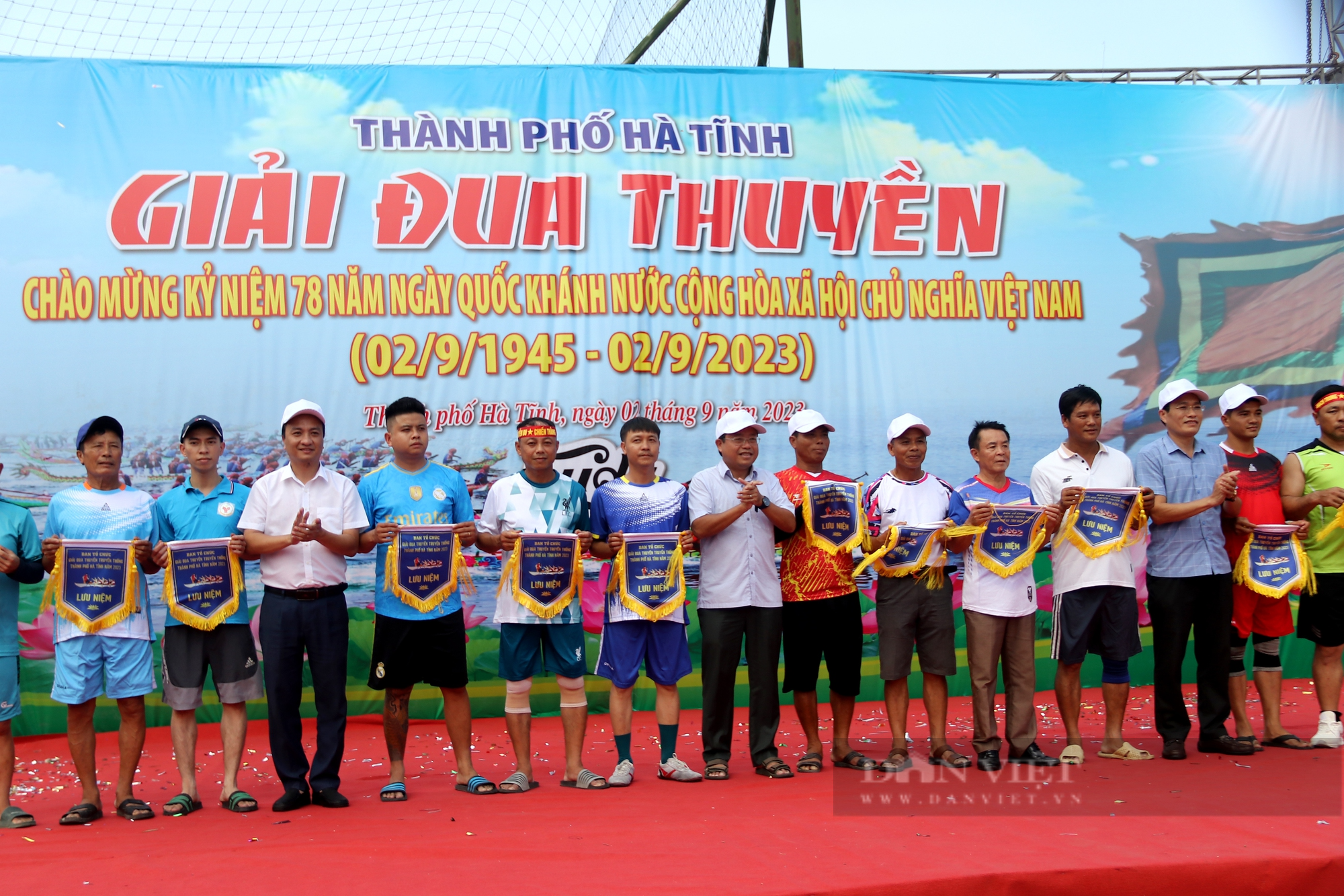 Hà Tĩnh: Sôi động lễ hội đua thuyền truyền thống trên sông Rào Cái trong ngày Tết Độc lập - Ảnh 4.