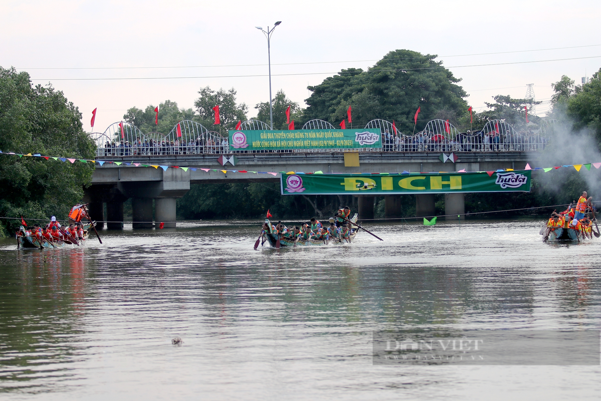 Hà Tĩnh: Sôi động lễ hội đua thuyền truyền thống trên sông Rào Cái trong ngày Tết Độc lập - Ảnh 8.