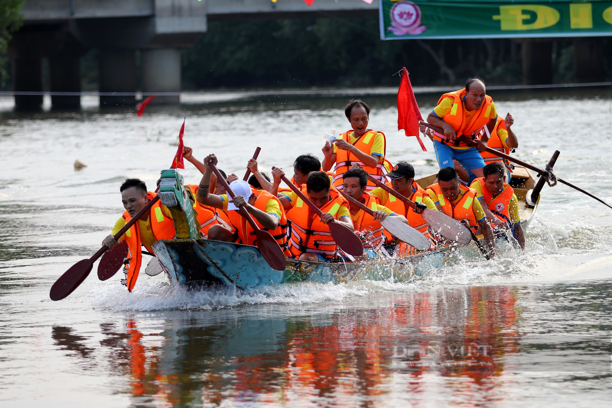 Hà Tĩnh: Sôi động lễ hội đua thuyền truyền thống trên sông Rào Cái trong ngày Tết Độc lập - Ảnh 14.