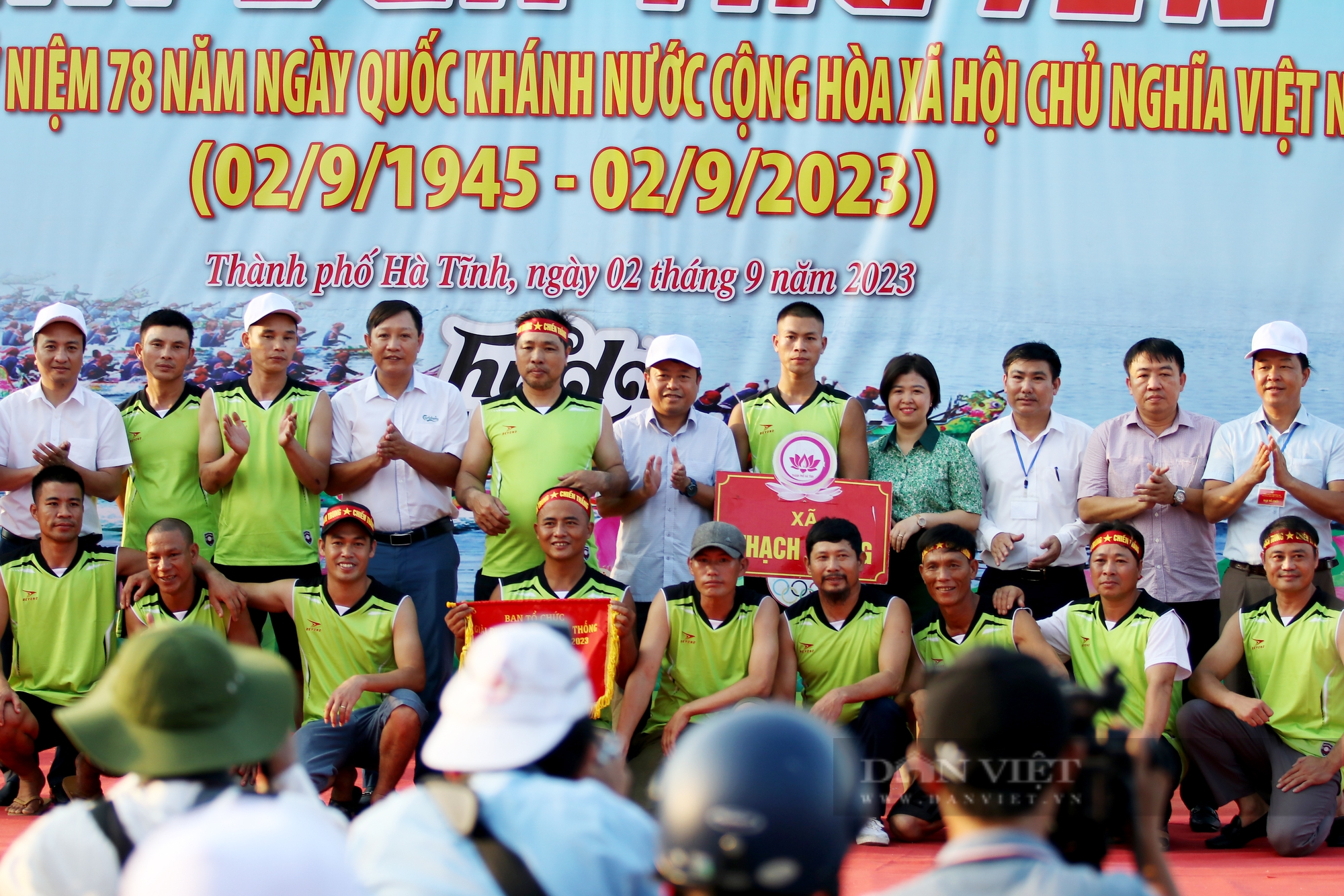 Hà Tĩnh: Sôi động lễ hội đua thuyền truyền thống trên sông Rào Cái trong ngày Tết Độc lập - Ảnh 18.