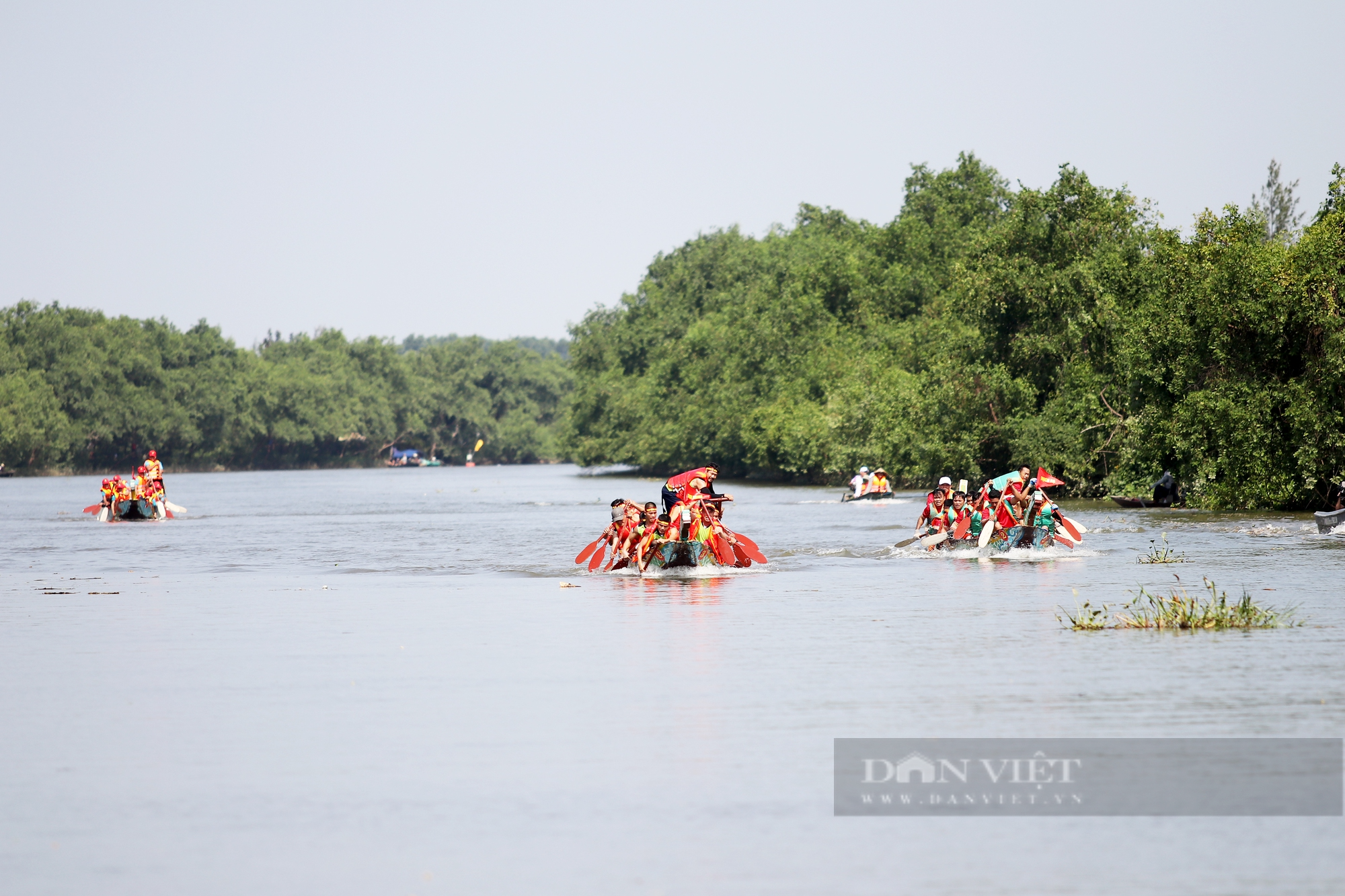 Hà Tĩnh: Sôi động lễ hội đua thuyền truyền thống trên sông Rào Cái trong ngày Tết Độc lập - Ảnh 3.