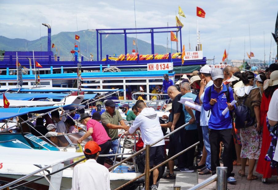 10 nghìn lượt khách tham quan các tour biển đảo ở Khánh Hòa - Ảnh 1.