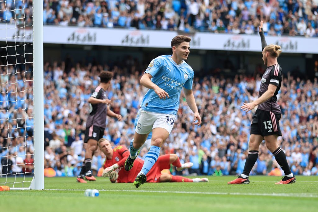 Haaland tỏa sáng, Man City đòi lại ngôi đầu Premier League - Ảnh 1.