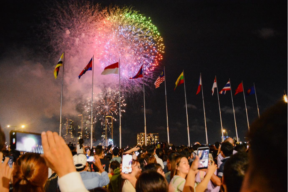 Rực rỡ màn pháo hoa thu hút hàng ngàn người chen chân thưởng thức ở Sài Gòn - Ảnh 6.