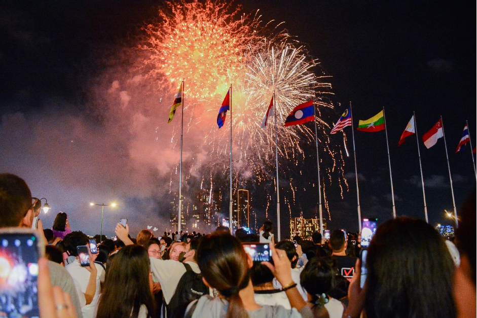 Rực rỡ màn pháo hoa thu hút hàng ngàn người chen chân thưởng thức ở Sài Gòn - Ảnh 5.