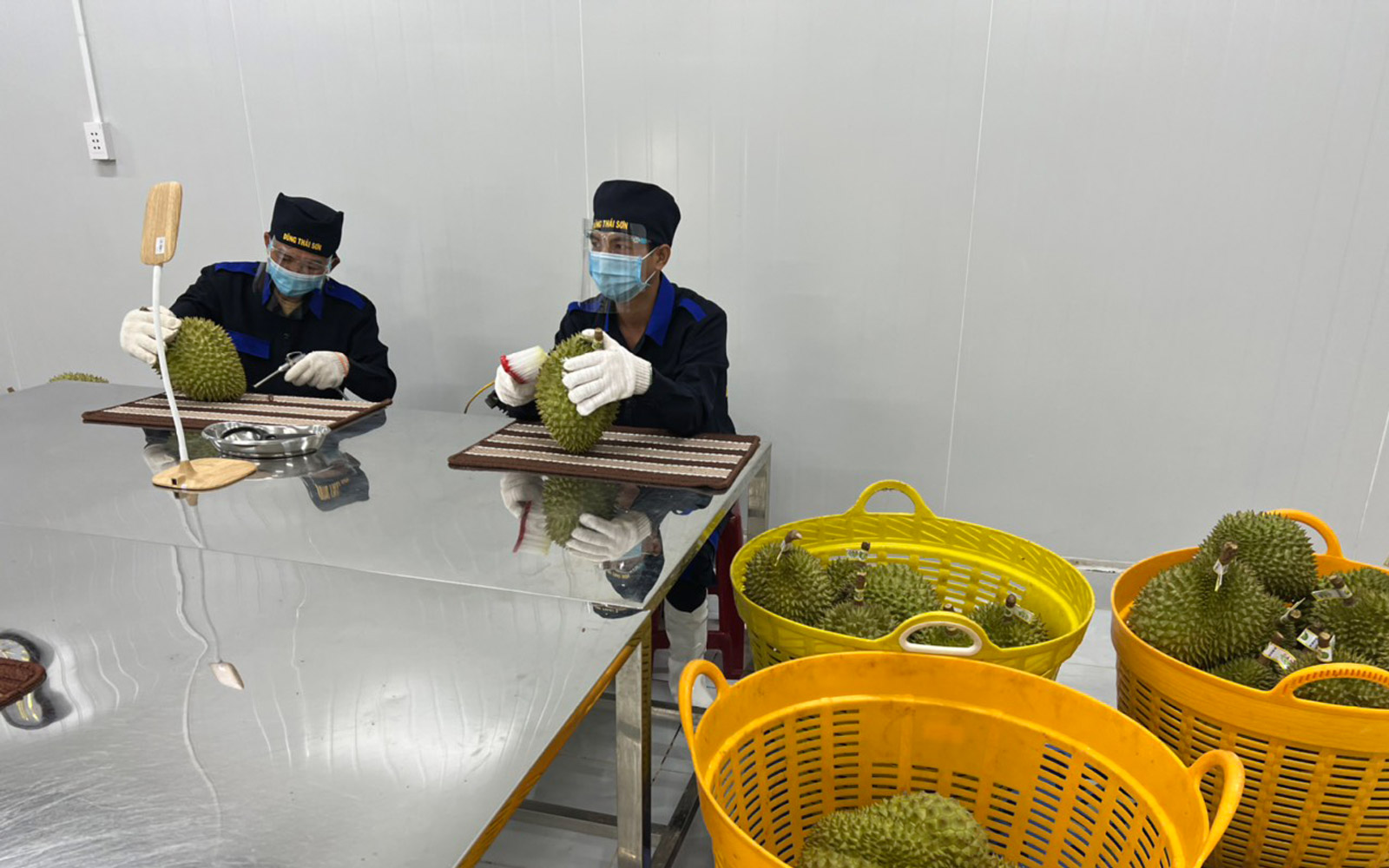Người Trung Quốc thích mua sầu riêng cả thùng  - Ảnh 2.