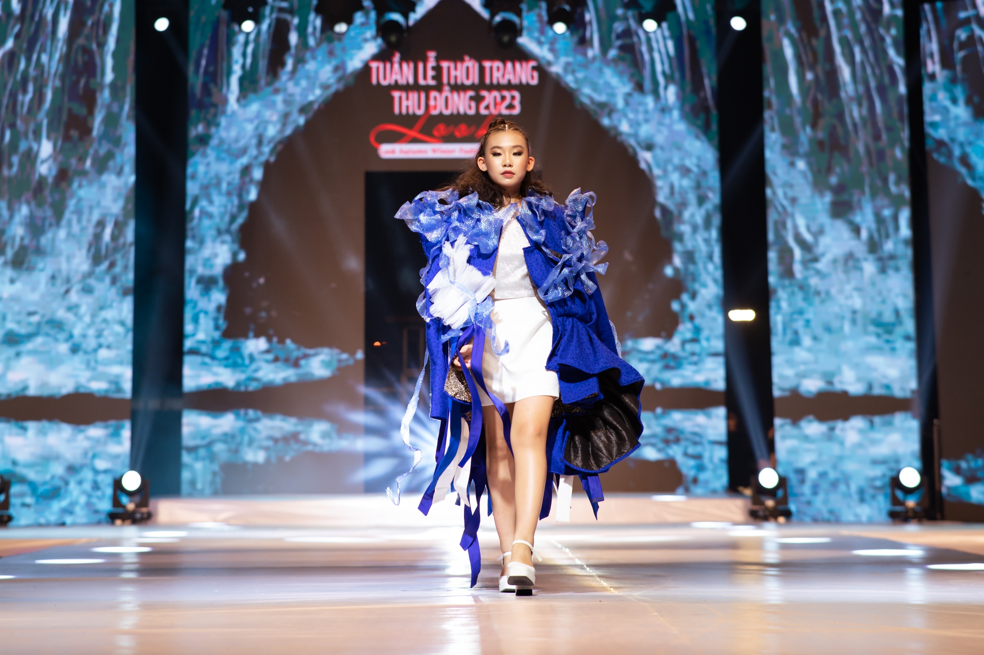 Hoa hậu Du lịch Việt Nam 2021 “chạm mặt” Hoa hậu Biển đảo Việt Nam 2022 tại Tuần lễ thời trang Thu Đông 2023  - Ảnh 11.