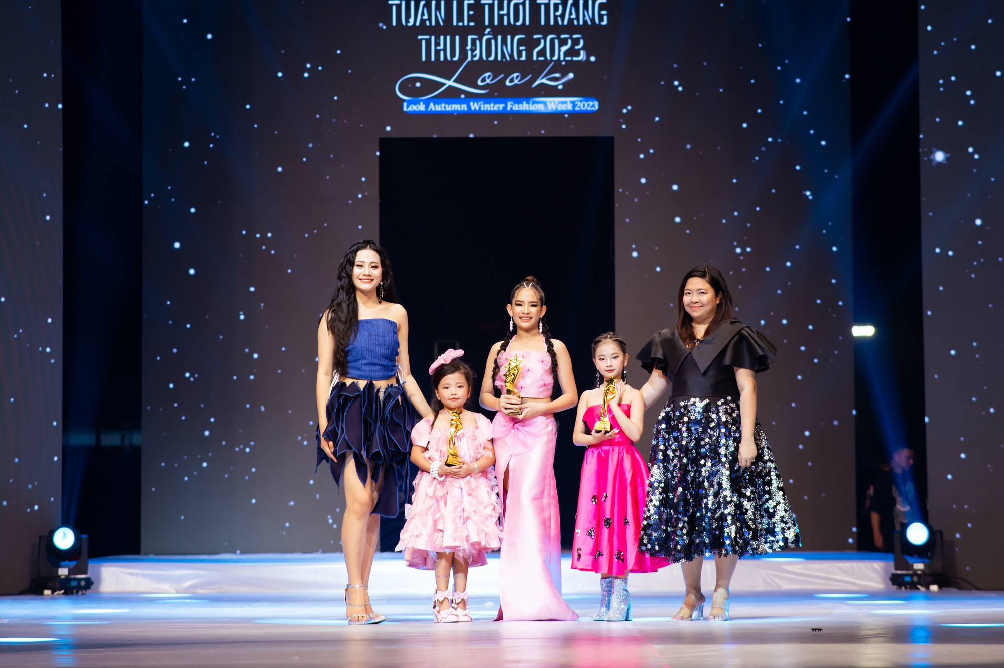 Hoa hậu Du lịch Việt Nam 2021 “chạm mặt” Hoa hậu Biển đảo Việt Nam 2022 tại Tuần lễ thời trang Thu Đông 2023  - Ảnh 2.