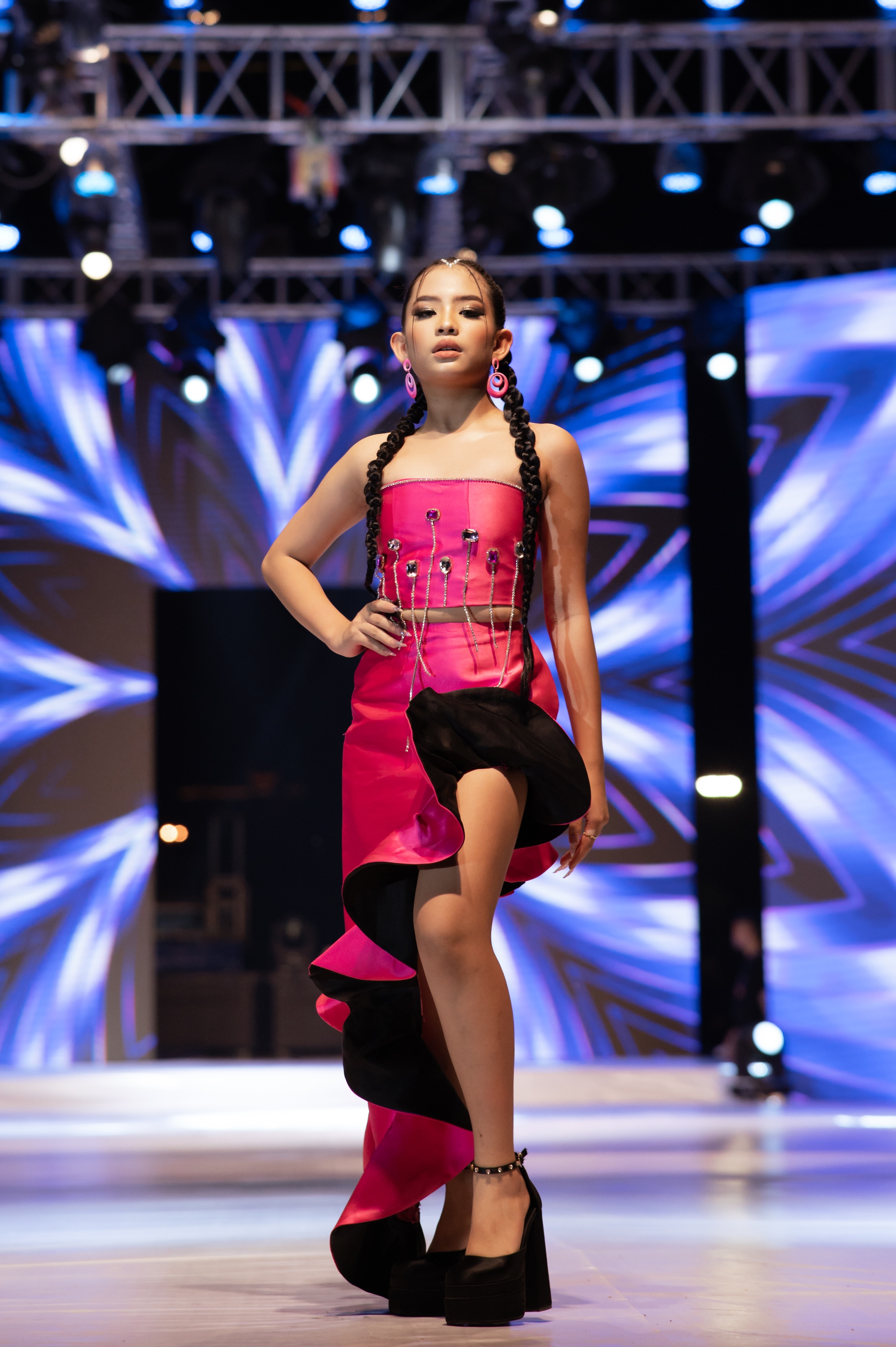 Hoa hậu Du lịch Việt Nam 2021 “chạm mặt” Hoa hậu Biển đảo Việt Nam 2022 tại Tuần lễ thời trang Thu Đông 2023  - Ảnh 8.