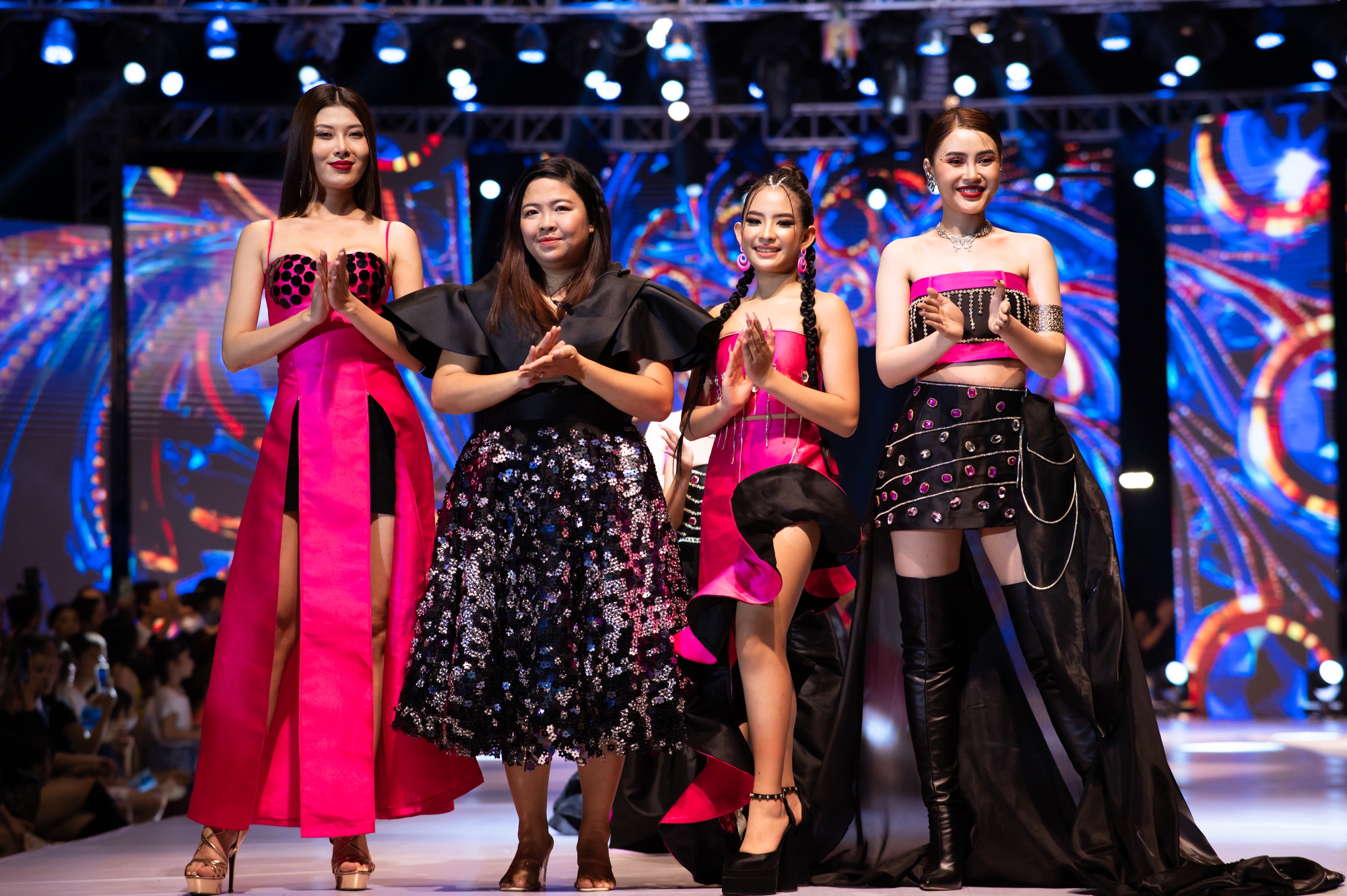 Hoa hậu Du lịch Việt Nam 2021 “chạm mặt” Hoa hậu Biển đảo Việt Nam 2022 tại Tuần lễ thời trang Thu Đông 2023  - Ảnh 4.
