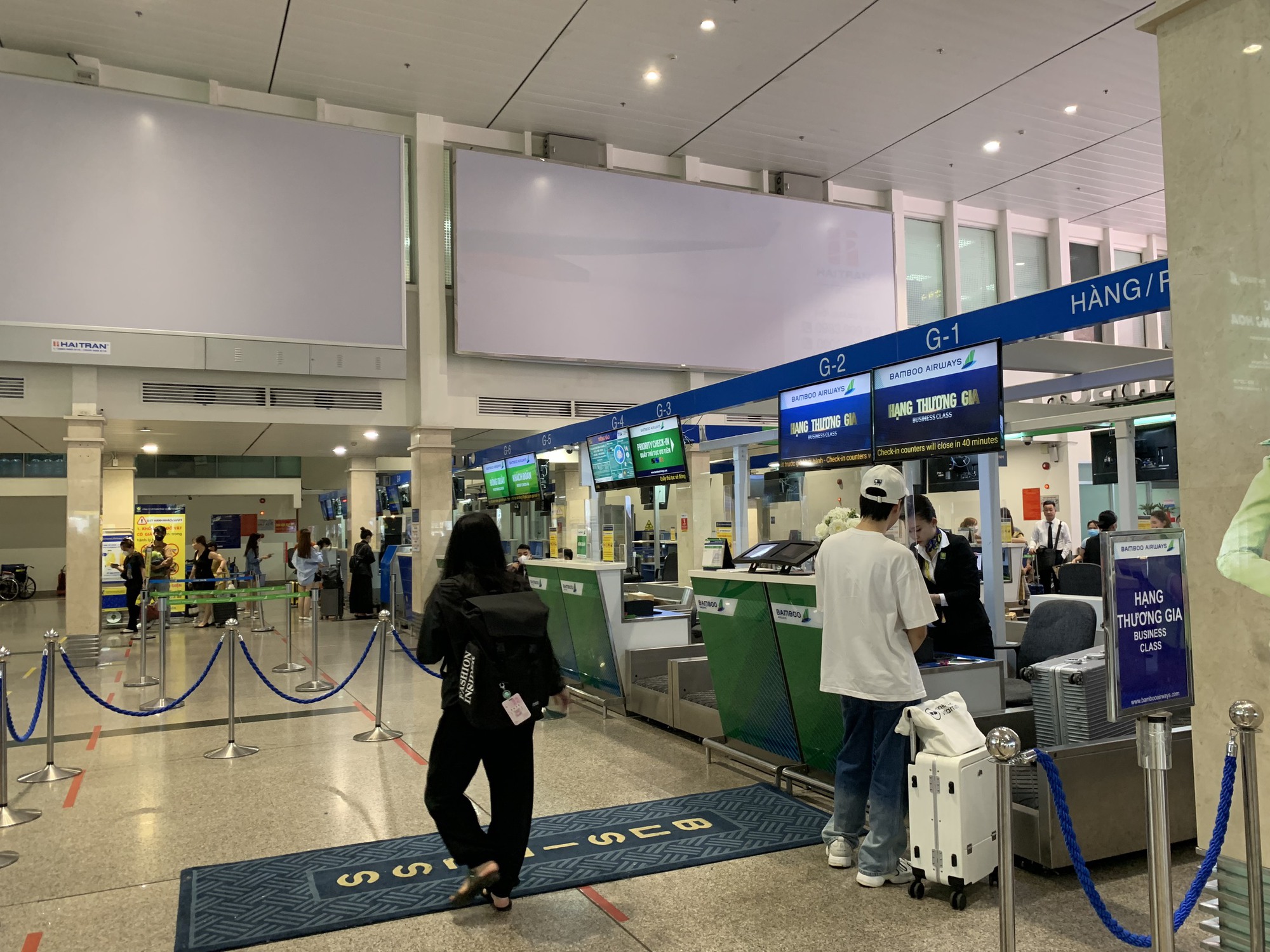 Lượng khách đổ về sân bay Tân Sơn Nhất giảm mạnh trong ngày 2/9 - Ảnh 1.