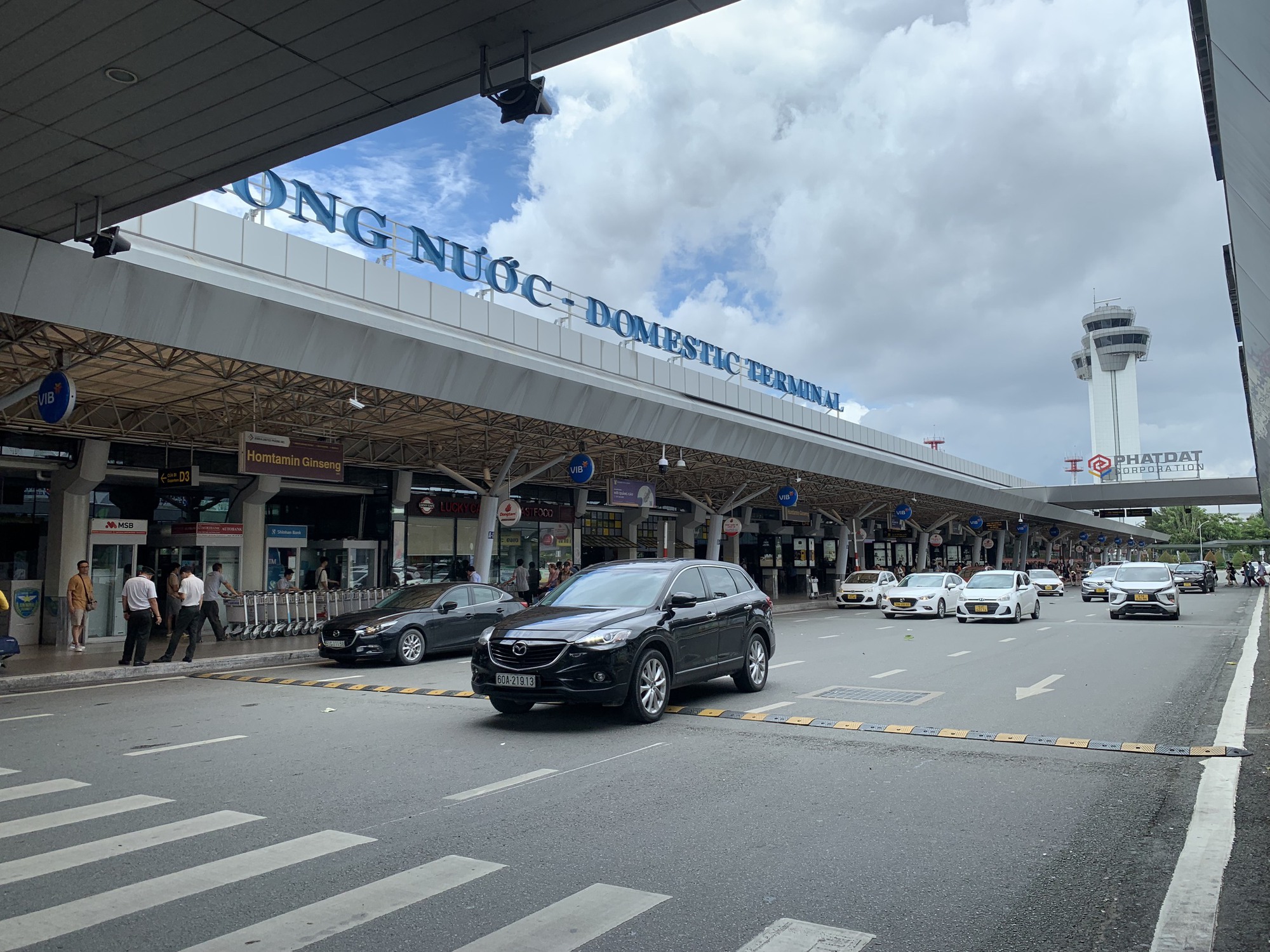 Lượng khách đổ về sân bay Tân Sơn Nhất giảm mạnh trong ngày 2/9 - Ảnh 3.
