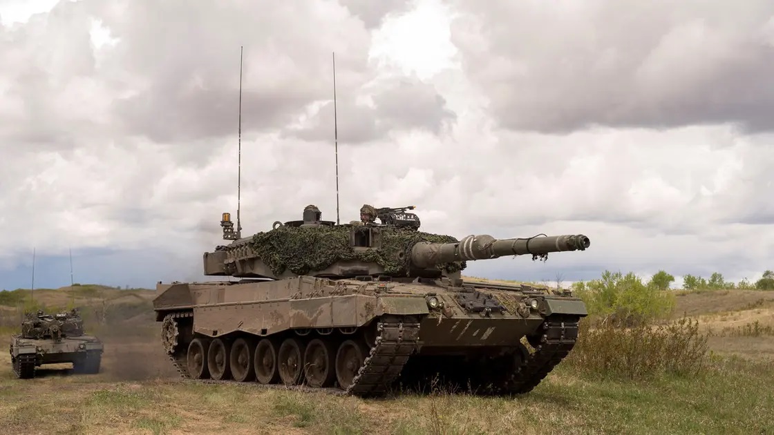 Bị Ukraine từ chối không nhận, 10 xe tăng Leopard của Đức đắp chiếu ở Ba Lan - Ảnh 1.