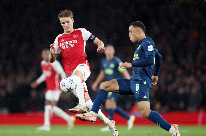 Cắt chuỗi 24 trận bất bại của PSV, Arsenal tái xuất ấn tượng ở Champions League - Ảnh 1.