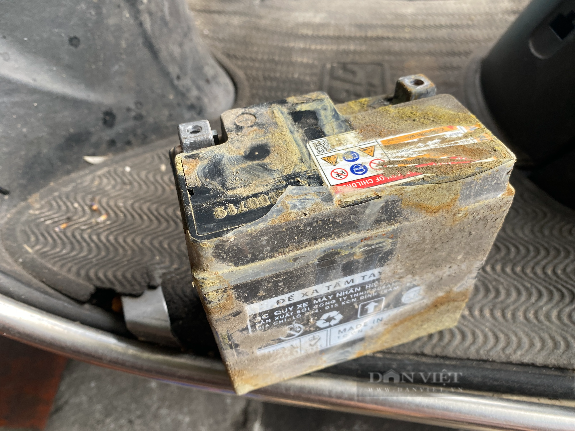 Thợ sửa xe: Để hỏng mới thay ắc quy là mối nguy hiểm lớn dẫn đến cháy - Ảnh 3.