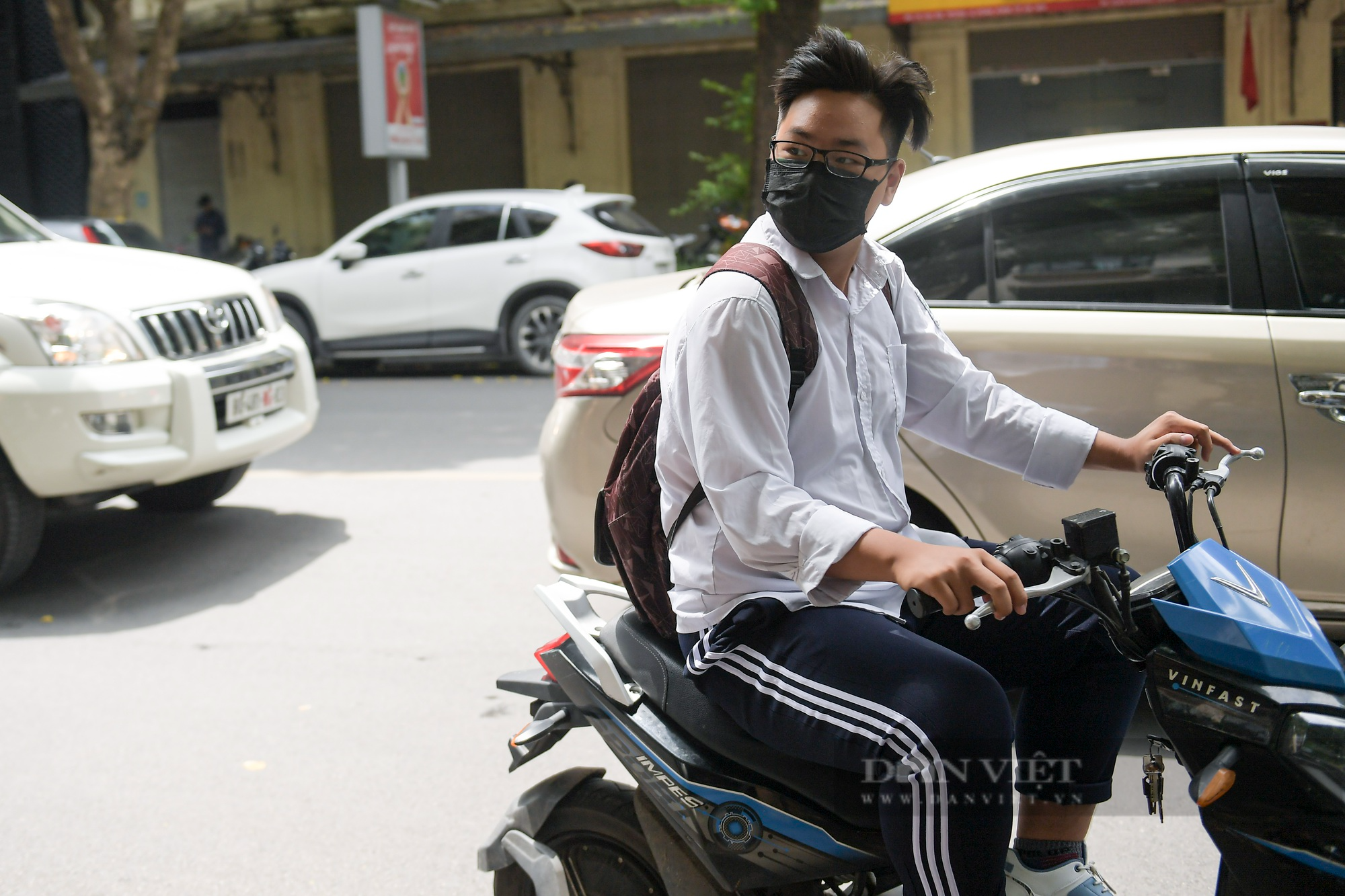CSGT Hà Nội xử phạt hàng loạt học sinh vi phạm không đội mũ bảo hiểm khi tham gia giao thông - Ảnh 2.