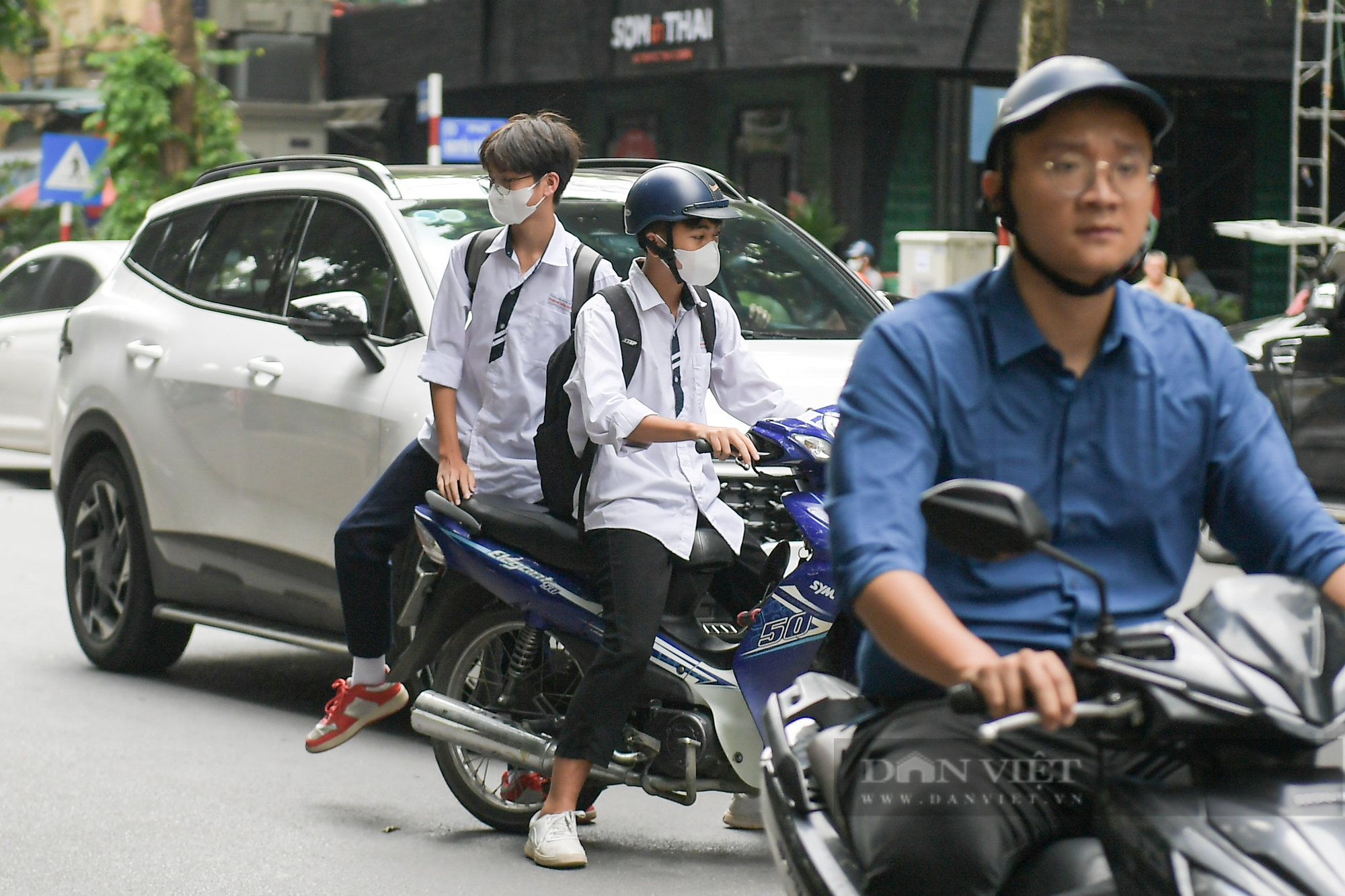 CSGT Hà Nội xử phạt hàng loạt học sinh vi phạm không đội mũ bảo hiểm khi tham gia giao thông - Ảnh 4.