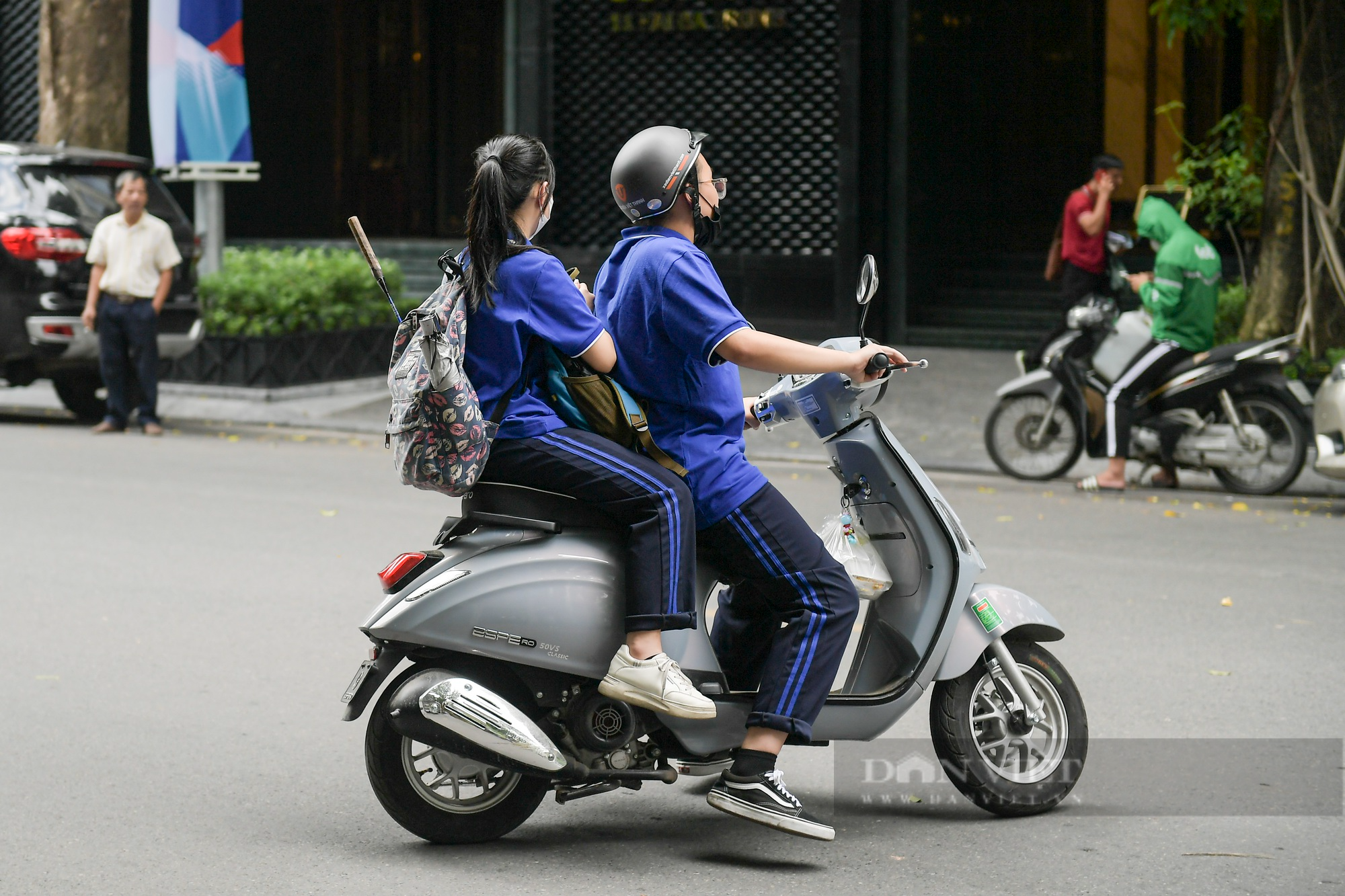 CSGT Hà Nội xử phạt hàng loạt học sinh vi phạm không đội mũ bảo hiểm khi tham gia giao thông - Ảnh 6.