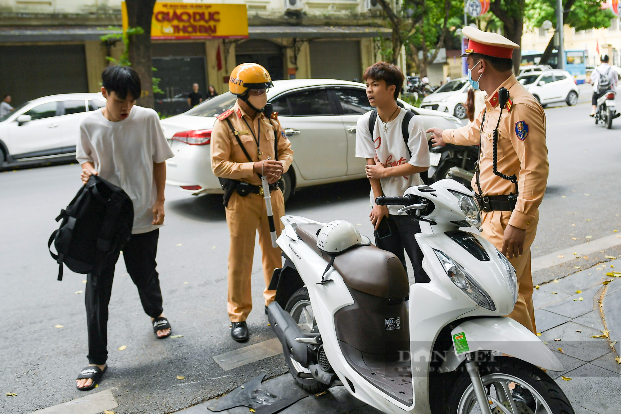 CSGT Hà Nội xử phạt hàng loạt học sinh vi phạm không đội mũ bảo hiểm khi tham gia giao thông - Ảnh 8.