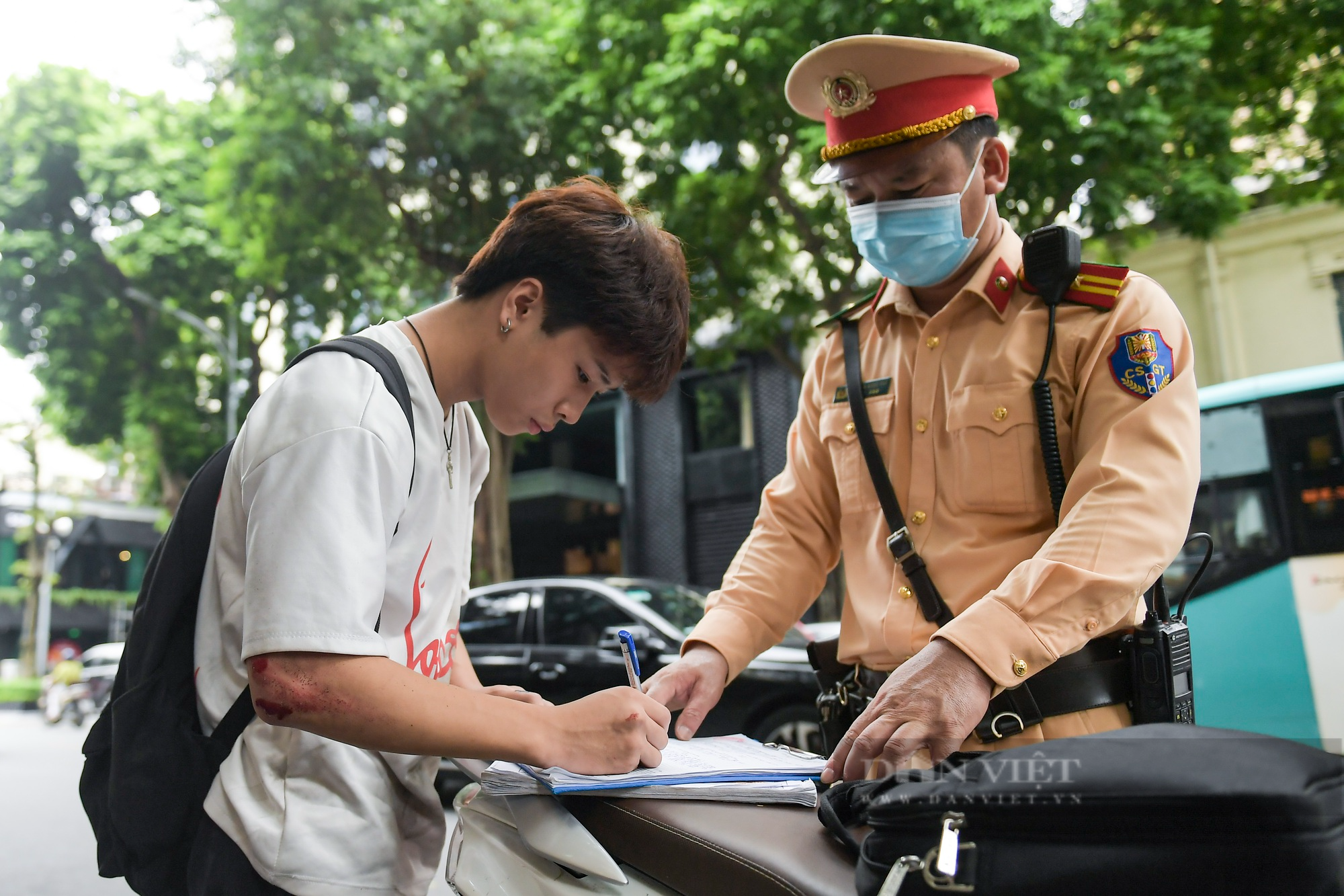 CSGT Hà Nội xử phạt hàng loạt học sinh vi phạm không đội mũ bảo hiểm khi tham gia giao thông - Ảnh 9.