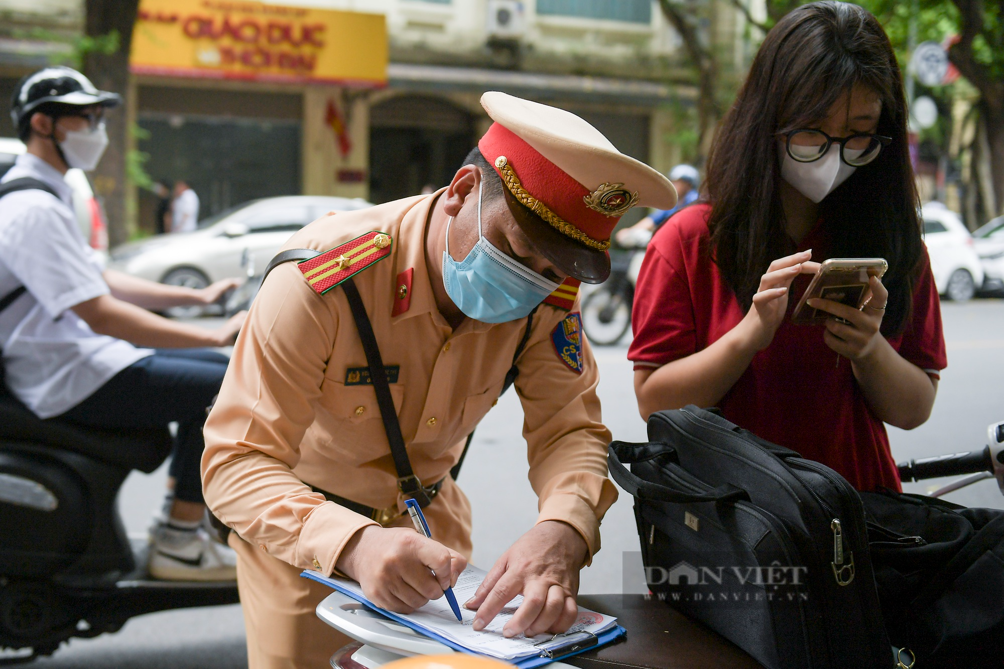 CSGT Hà Nội xử phạt hàng loạt học sinh vi phạm không đội mũ bảo hiểm khi tham gia giao thông - Ảnh 11.