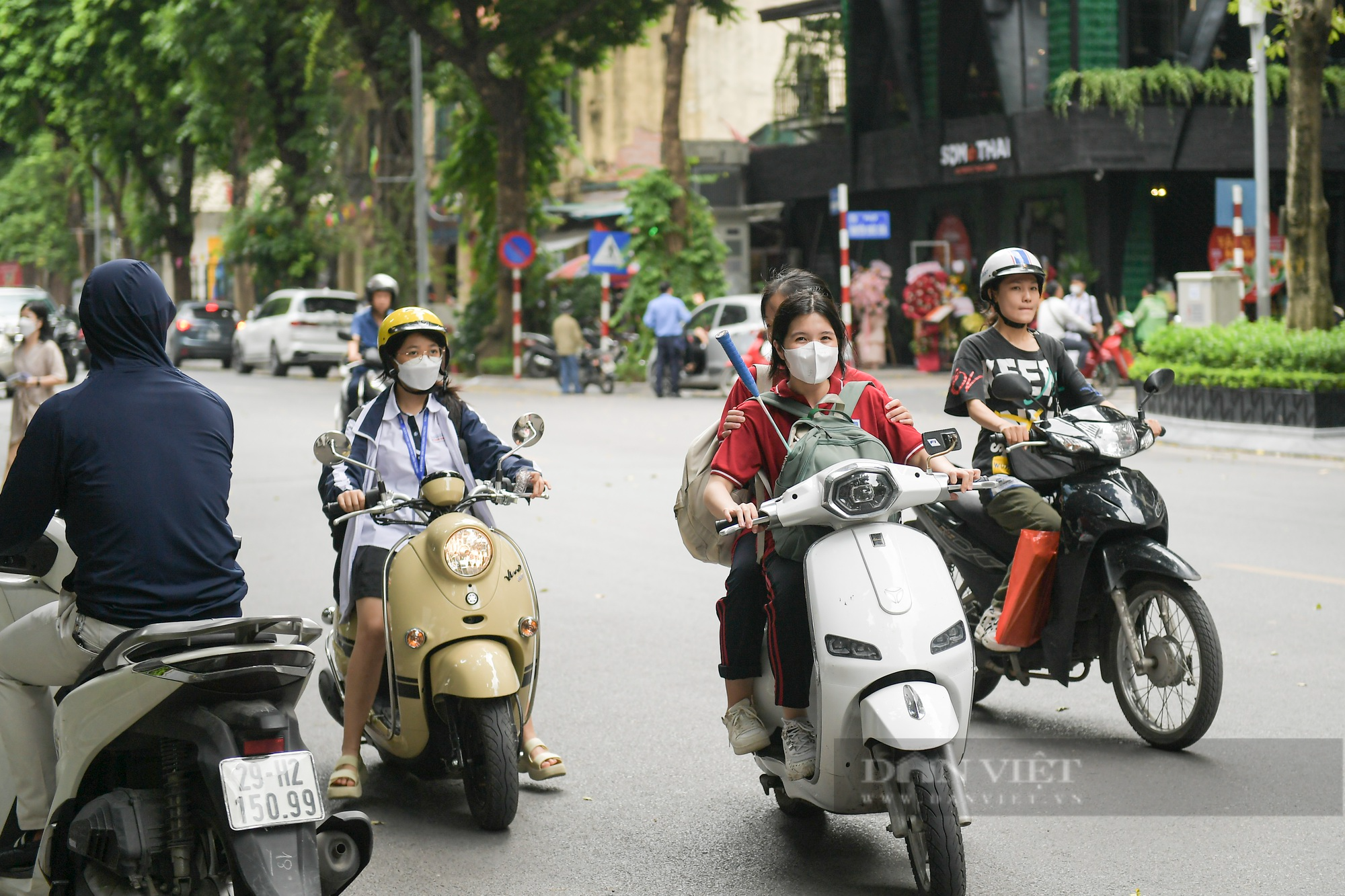 CSGT Hà Nội xử phạt hàng loạt học sinh vi phạm không đội mũ bảo hiểm khi tham gia giao thông - Ảnh 1.