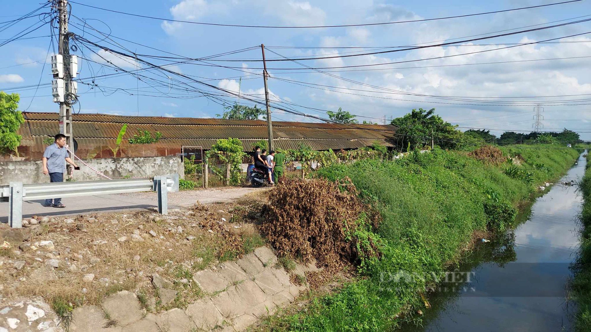 Đang khám nghiệm hiện trường nơi phát hiện bé gái bị bắt cóc tử vong  - Ảnh 2.