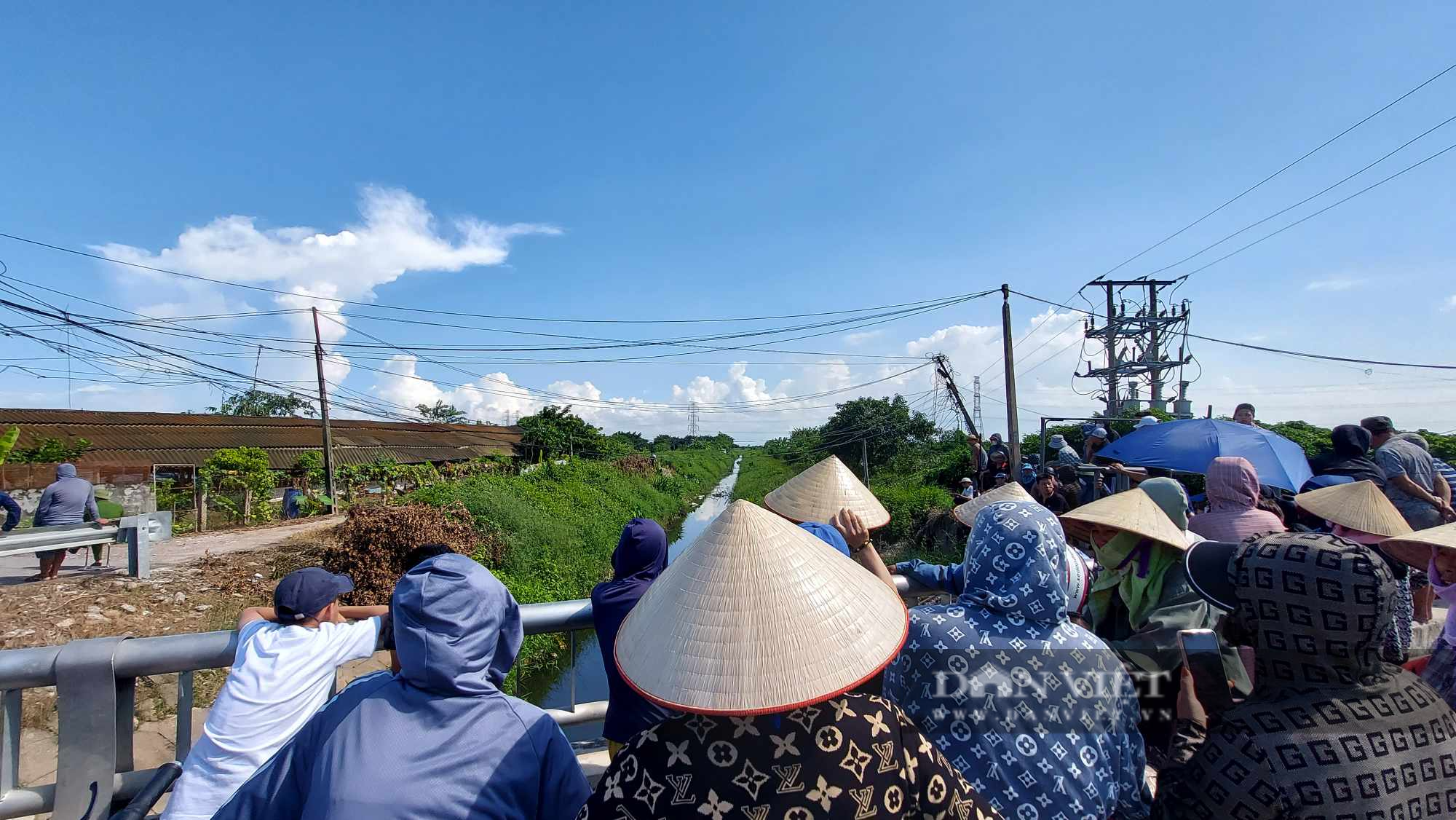 Đang khám nghiệm hiện trường nơi phát hiện bé gái bị bắt cóc tử vong  - Ảnh 3.