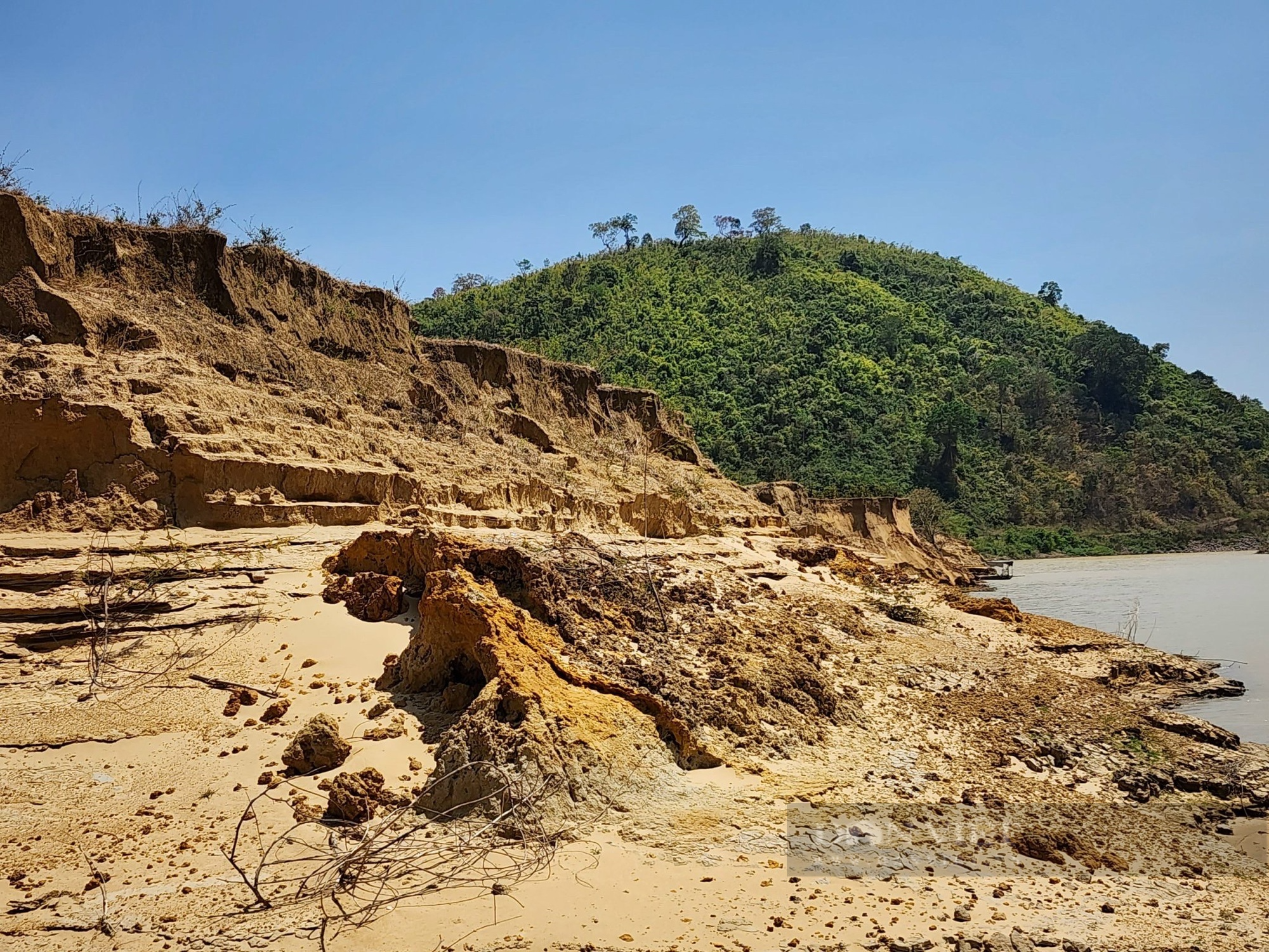 Bờ sông Krông Ana sạt lở, hai doanh nghiệp Đắk Lắk bị yêu cầu dừng khai thác cát - Ảnh 2.