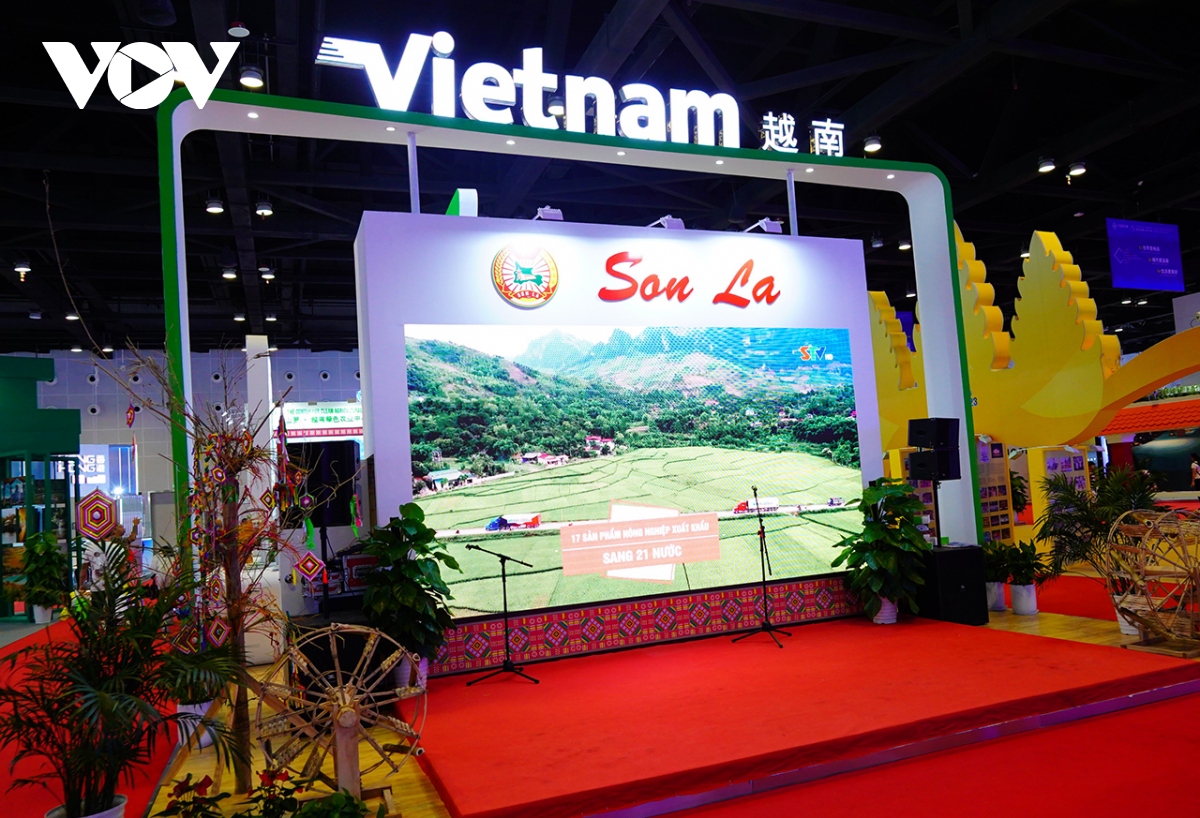 “Thành phố Đẹp” Sơn La nổi bật tại Hội chợ CAEXPO 2023 - Ảnh 1.