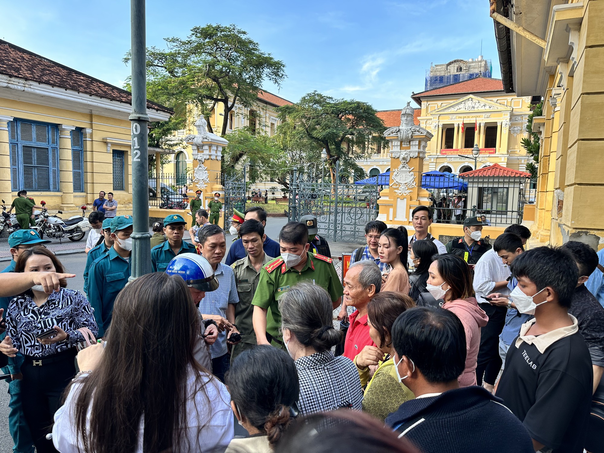 Những hình ảnh đầu tiên bên ngoài phiên xét xử CEO Nguyễn Phương Hằng cùng 4 đồng phạm - Ảnh 2.